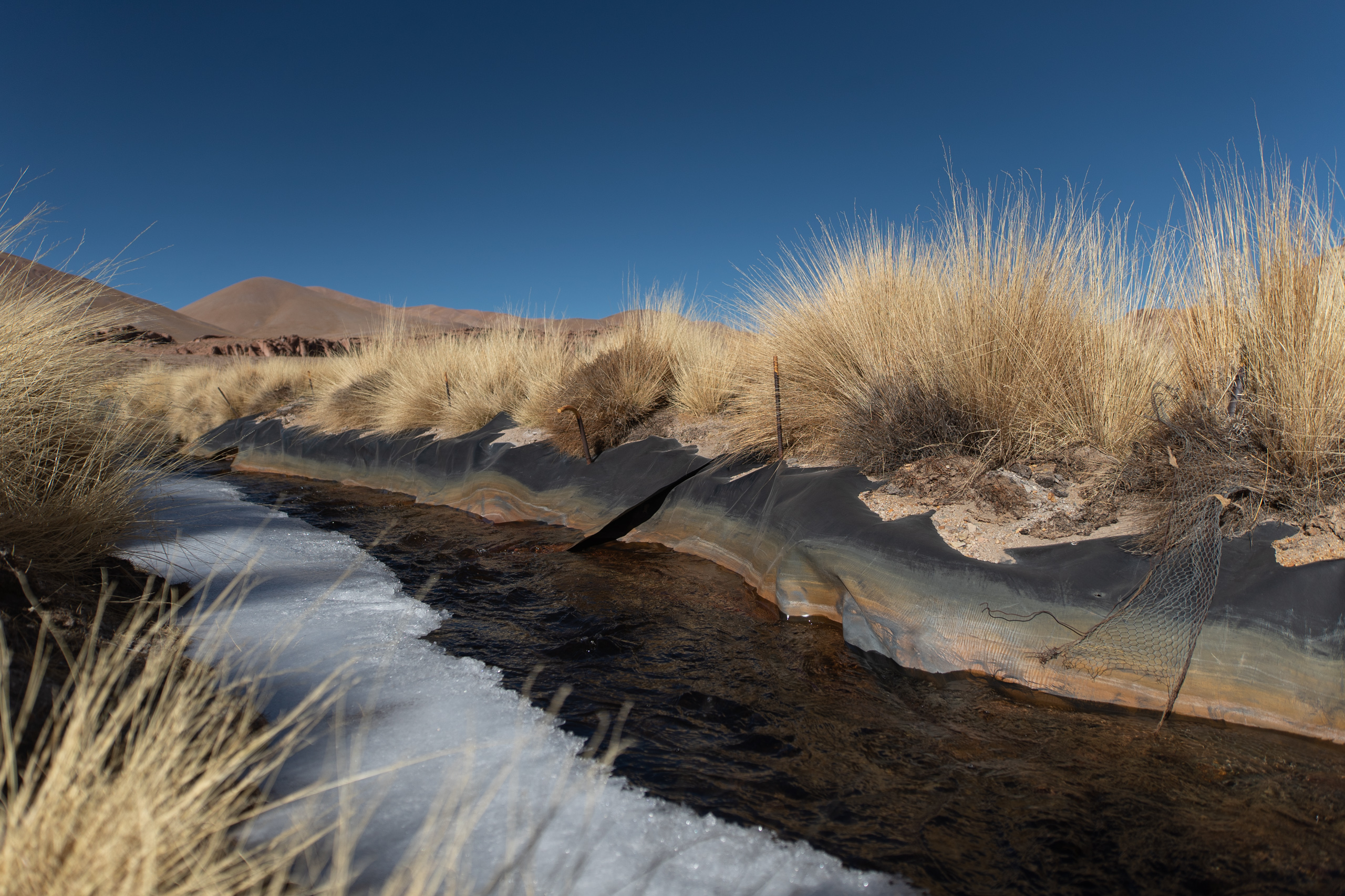 Leito do rio Trapiche revestido com plástico para aumentar a vazão