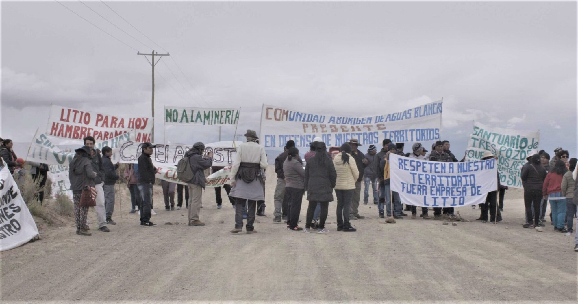 Bloqueio de estrada em Salinas Grandes, na província de Jujuy, contra a extração de lítio