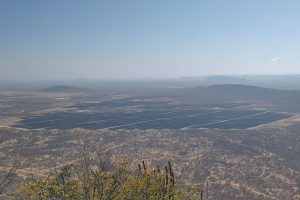 Paneles solares instalados en la ladera de una montaña