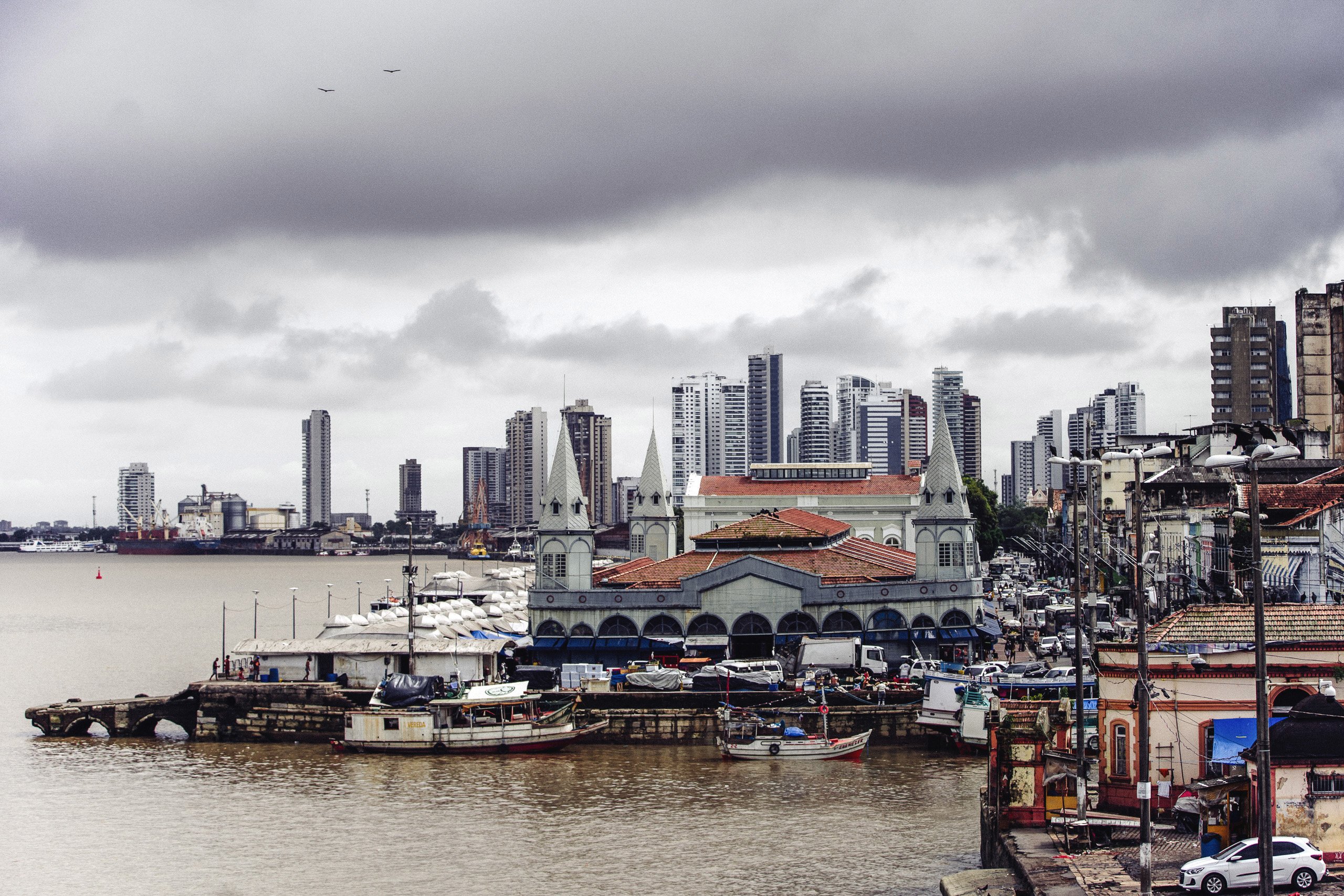 vista de un puerto y de edificios en una ciudad