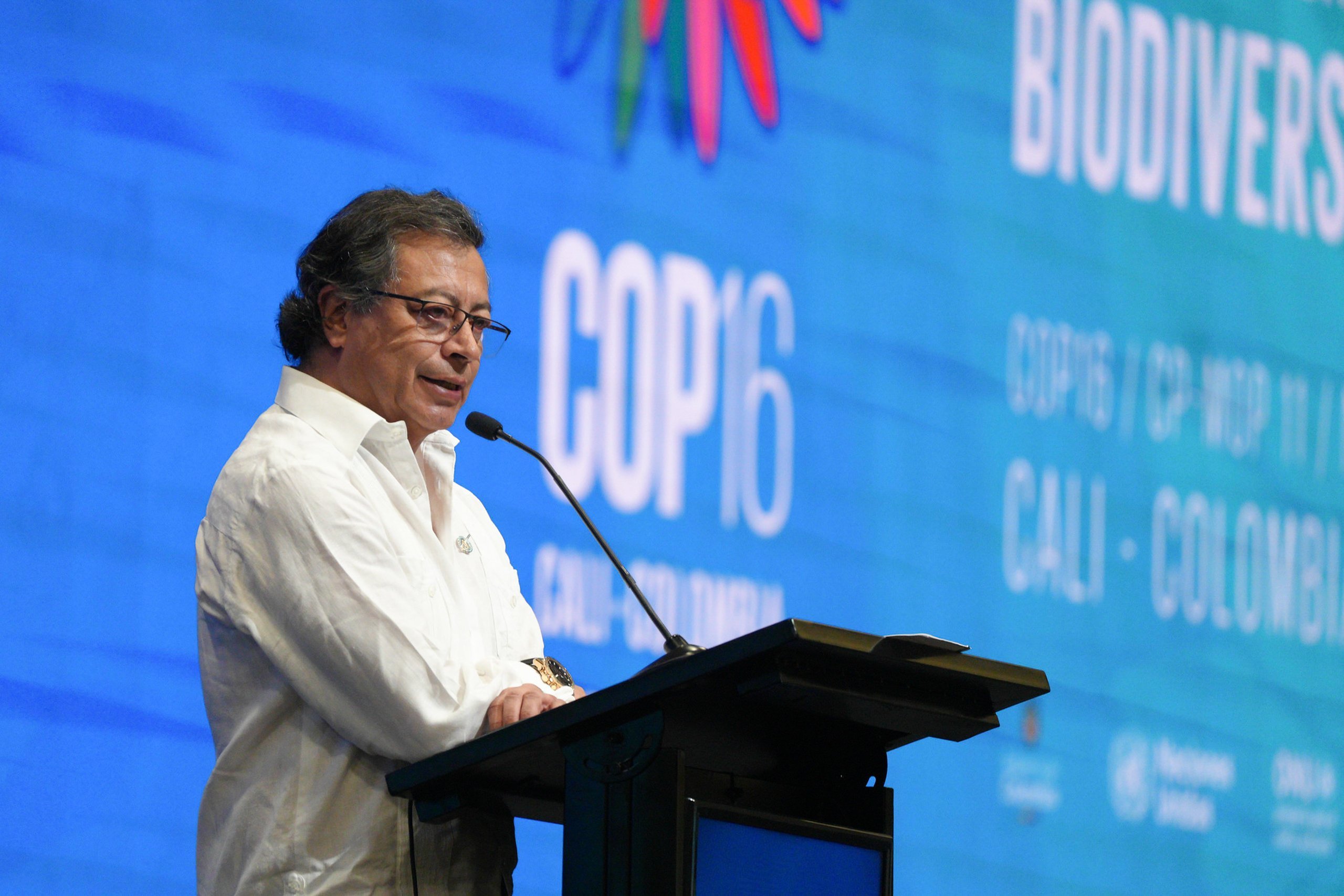 <p>Presidente colombiano Gustavo Petro na cerimônia de abertura da cúpula de biodiversidade COP16, na cidade de Cali, em 20 de outubro. Sob a presidência do evento, o governo Petro pressionou pela criação de um fundo para a proteção da natureza, mas as negociações não foram concluídas a tempo (Imagem: <a href="https://www.flickr.com/photos/197399771@N06/54082077175/in/album-72177720321387104">Juan Cano</a> / <a href="https://www.flickr.com/people/197399771@N06/">Presidência da Colômbia</a>, <a href="https://creativecommons.org/publicdomain/mark/1.0/">PDM</a>)</p>