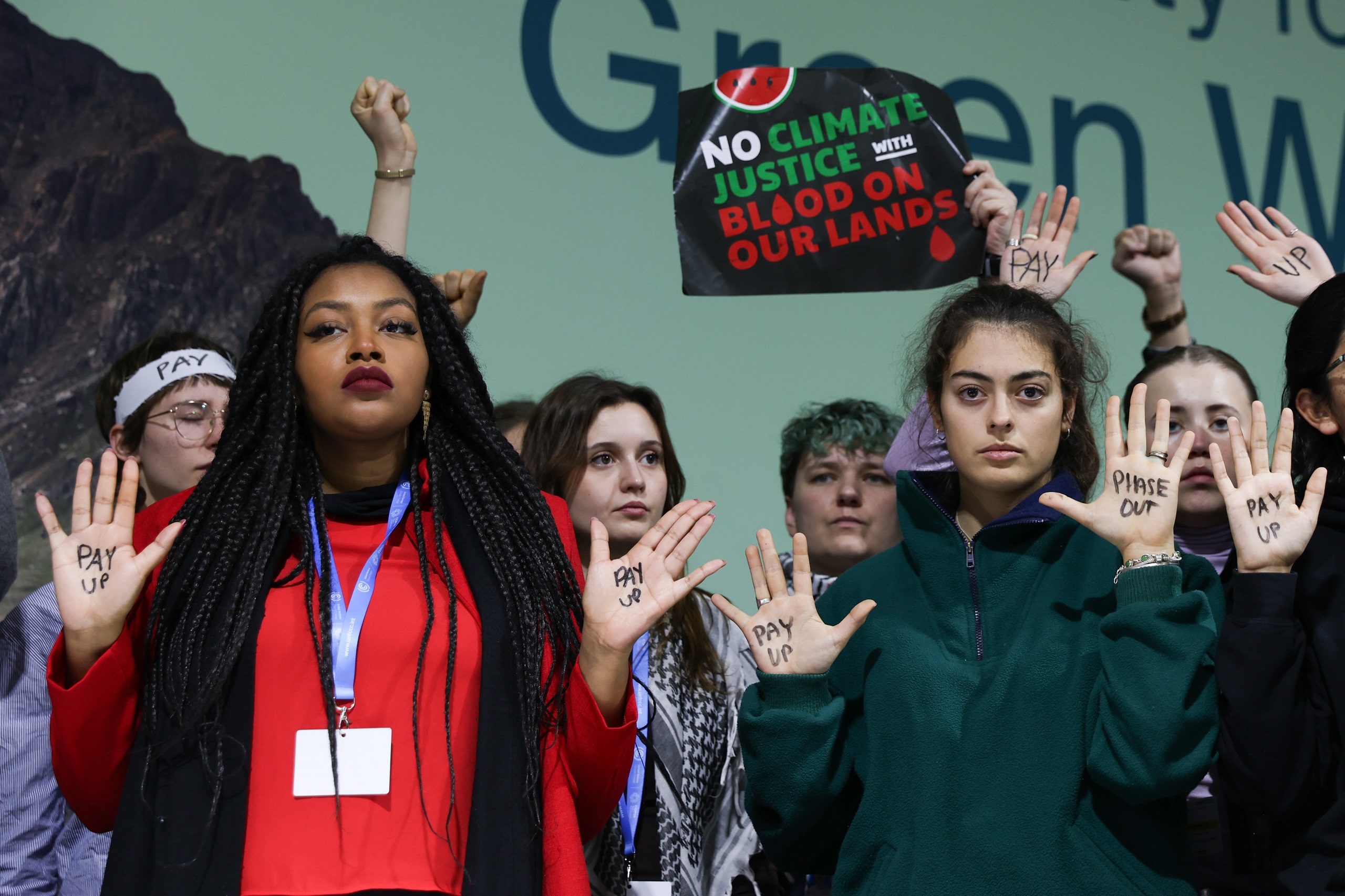 <p>Activistas en la COP29, en Azerbaiyán, pidieron más dinero para apoyar la acción por el clima y el abandono progresivo de los combustibles fósiles. Aunque la cumbre aumentó el objetivo de financiación anual para el clima de los países en desarrollo, muchos criticaron la escasa ambición de la nueva cifra (Imagen: <a href="https://flic.kr/p/2qvQmL9">Kiara Worth</a> / <a href="https://www.flickr.com/people/unfccc/">UN Climate Change</a>, <a href="https://creativecommons.org/licenses/by-nc-sa/2.0/">CC BY NC SA</a>)</p>