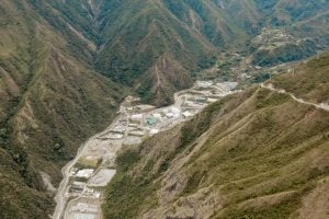 una mina de oro en una zona montañosa