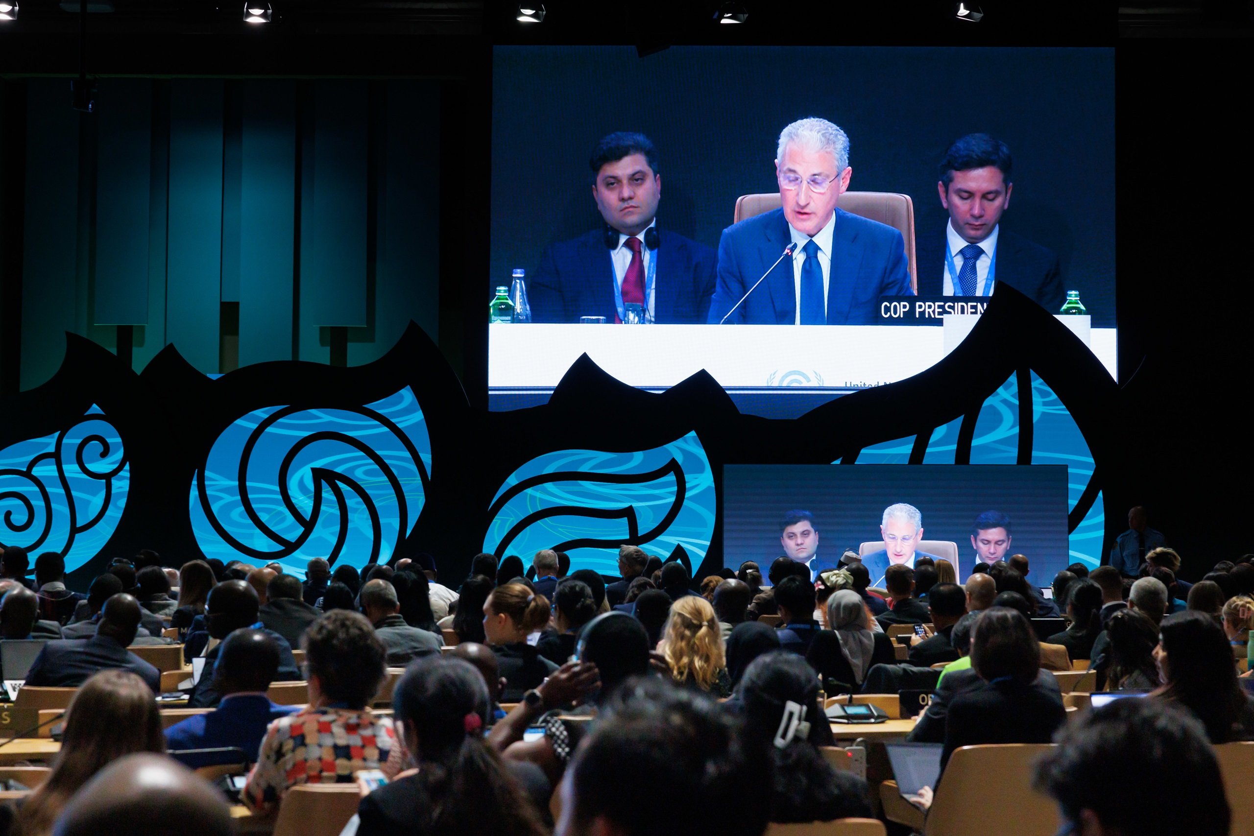 <p>El presidente de la COP29 y ministro de Ecología y Recursos Naturales de Azerbaiyán, Mukhtar Babayev, en la sesión plenaria de apertura en Bakú. Previamente, el presidente de Azerbaiyán, Ilham Aliyev, afirmó que el petróleo y el gas son &#8220;un regalo de Dios&#8221; y cuestionó las críticas a la dependencia de su país de la producción y exportación de combustibles fósiles (Imagen: <a href="https://flic.kr/p/2qttD5N">Kamran Guliyev</a> / <a href="https://www.flickr.com/people/unfccc/">UN Climate Change</a>, <a href="https://creativecommons.org/licenses/by-nc-sa/2.0/">CC BY-NC-SA</a>)</p>