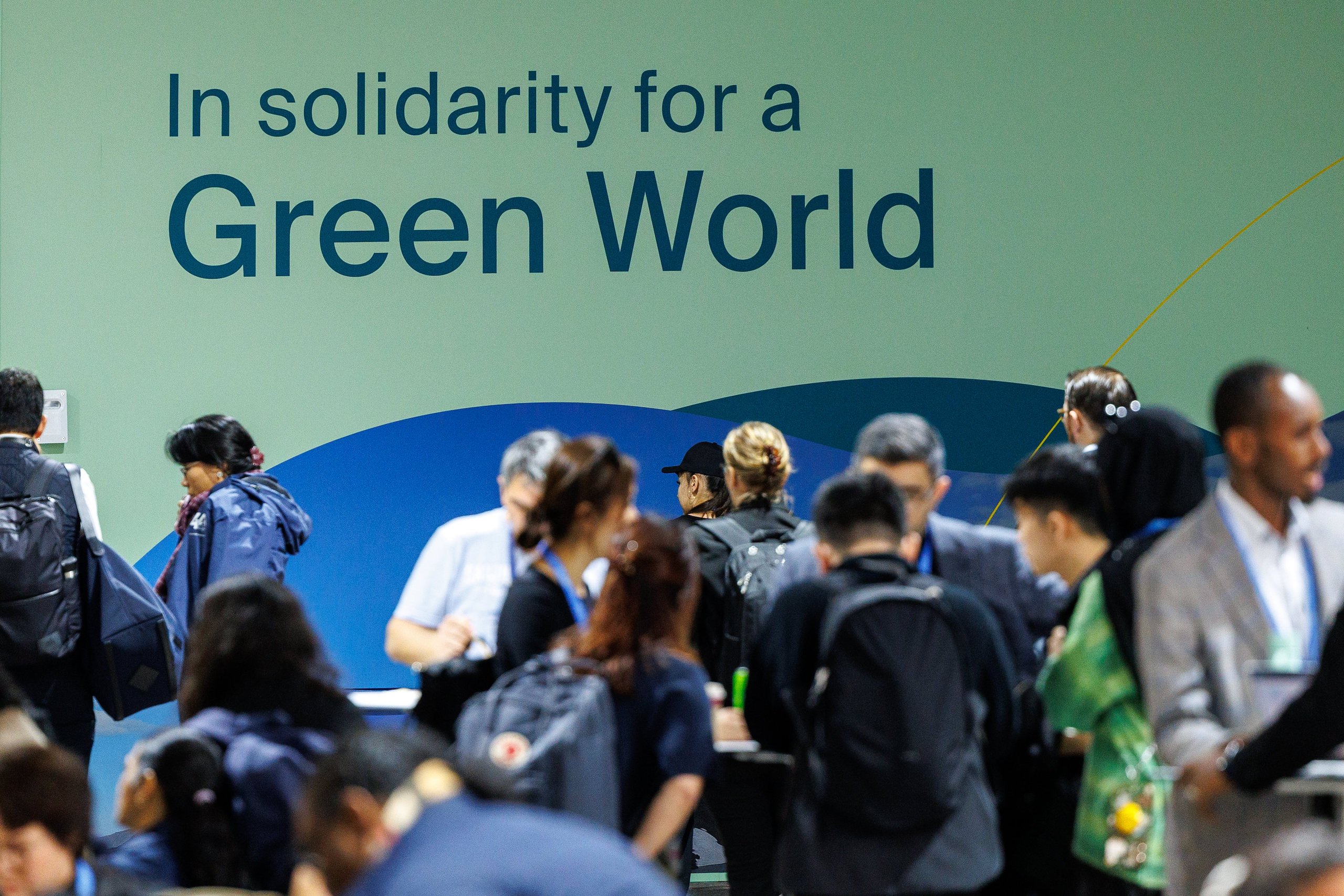 <p>COP29大会现场，本届会议的口号为“携手共创绿色世界（In Solidartity for a Green World）”。图片来源：<a href="https://www.flickr.com/photos/unfccc/54128612297/in/album-72177720321828861">Habib Samadov</a> / <a href="https://www.flickr.com/photos/unfccc/">UN Climate Change</a>, <a href="https://creativecommons.org/licenses/by-nc-sa/2.0/">CC BY-NC-ND 2.0</a></p>