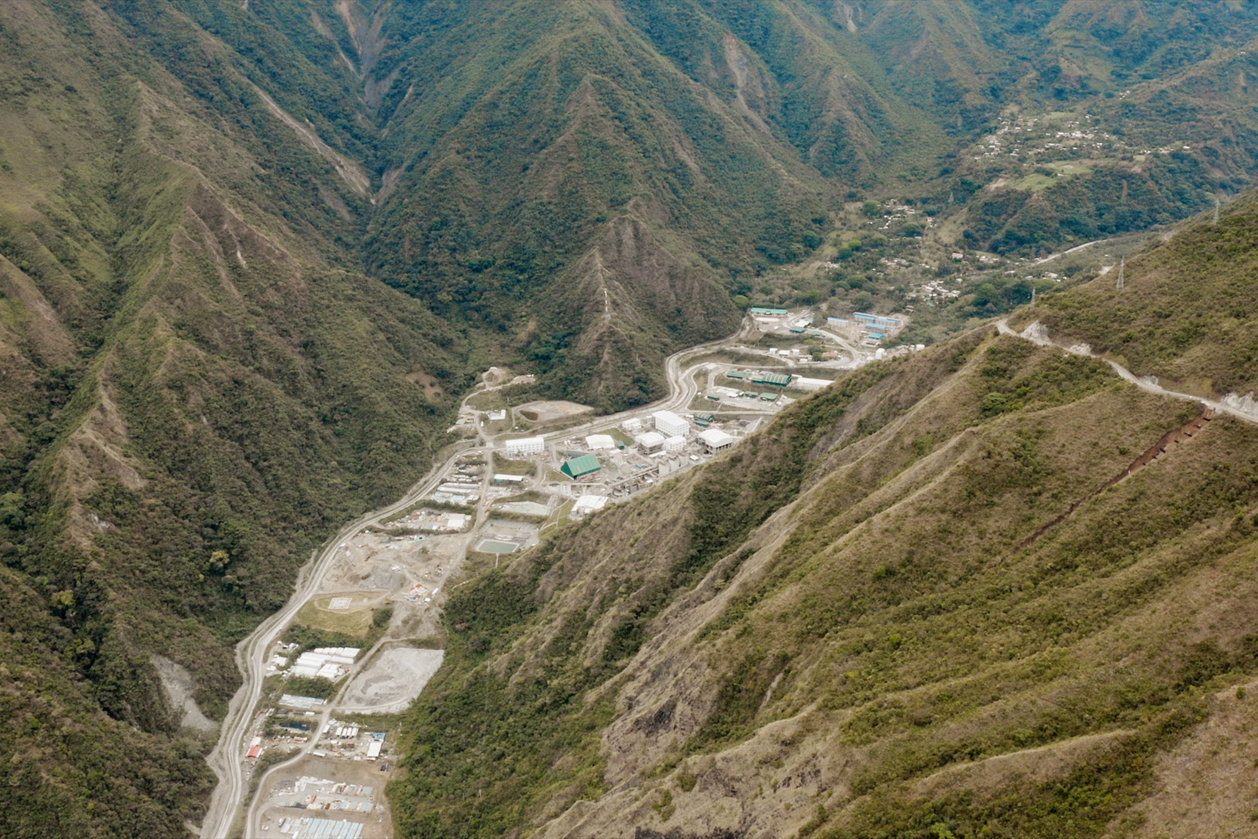 <p>Mina de ouro da Zijin em um vale de Buriticá, no departamento de Antioquia, noroeste da Colômbia. Desde que assumiu as operações da Continental Gold em 2020, a mineradora chinesa enfrenta a presença ostensiva de grupos criminosos (Imagem: Ernst Udo Drawert / Dialogue Earth)</p>