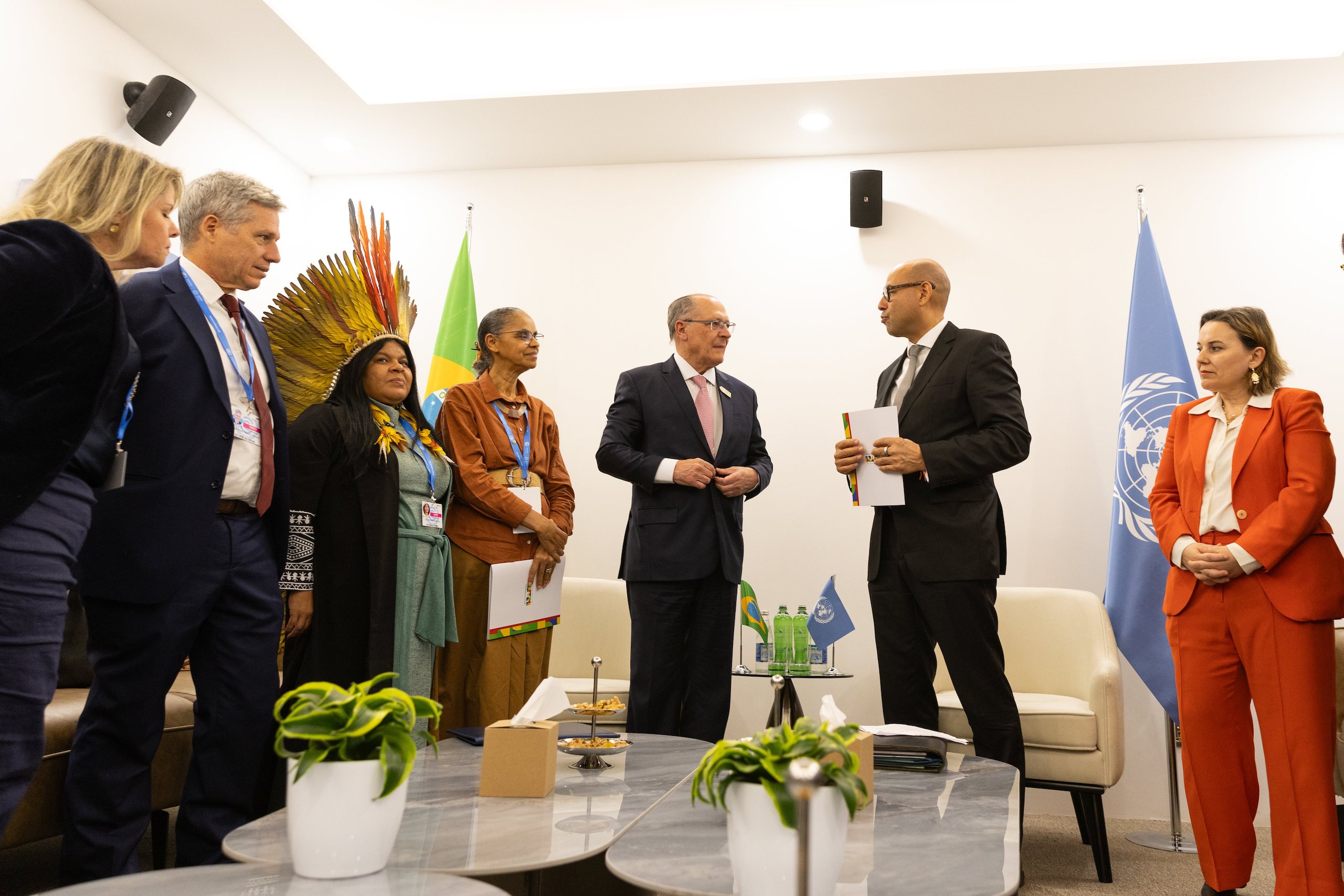 Vice-presidente Geraldo Alckmin e ministra do Meio Ambiente e Mudança do Clima, Marina Silva, conversam com diretor-executivo da COP29