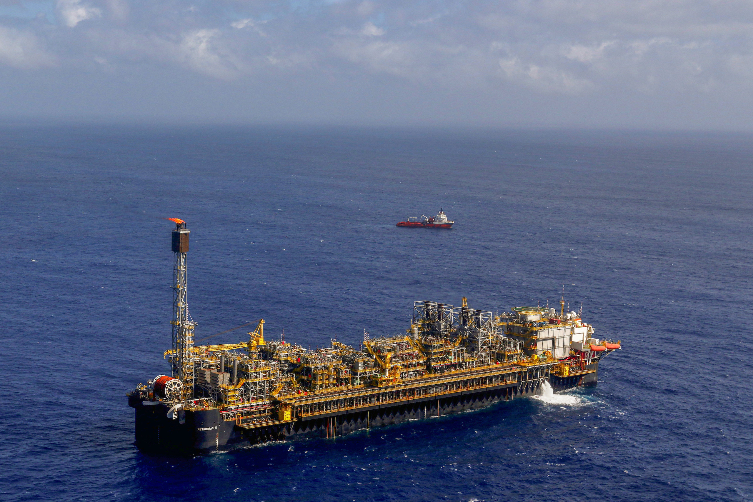 Plataforma P-71 da Petrobras em meio ao oceano