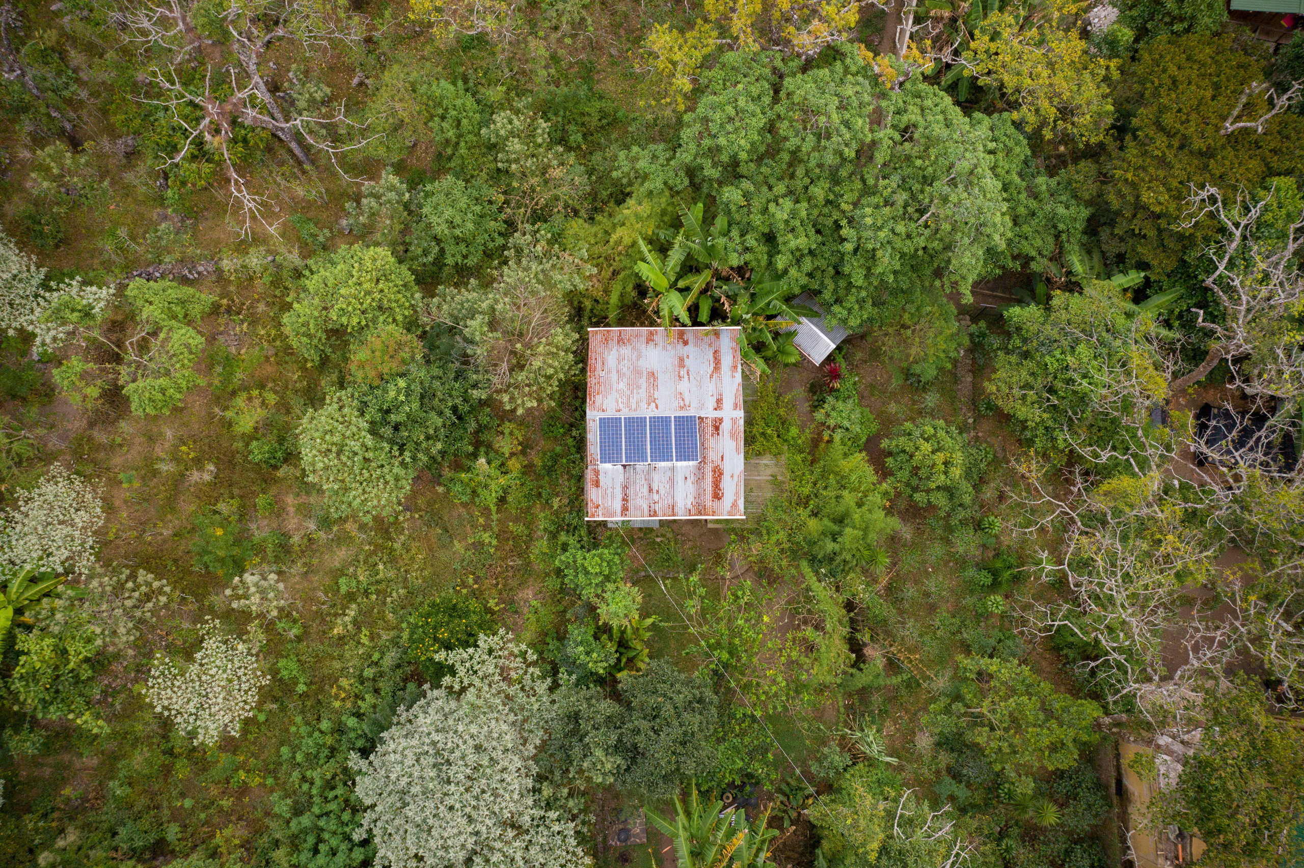 <p>Painéis solares no telhado de uma casa em San Marcos La Laguna, Guatemala. No ano passado, o país centro-americano destinou 35 vezes mais recursos para atividades de combate às mudanças climáticas do que para setores altamente poluentes (Imagem: Jake Lyell / Alamy)</p>