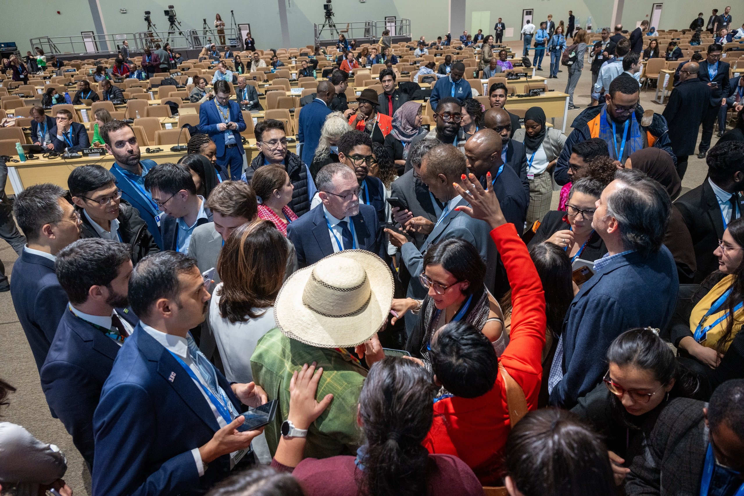 Negociadores no encerramento da COP29