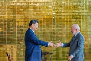 Xi Jinping and Lula da Silva engaged in a handshake