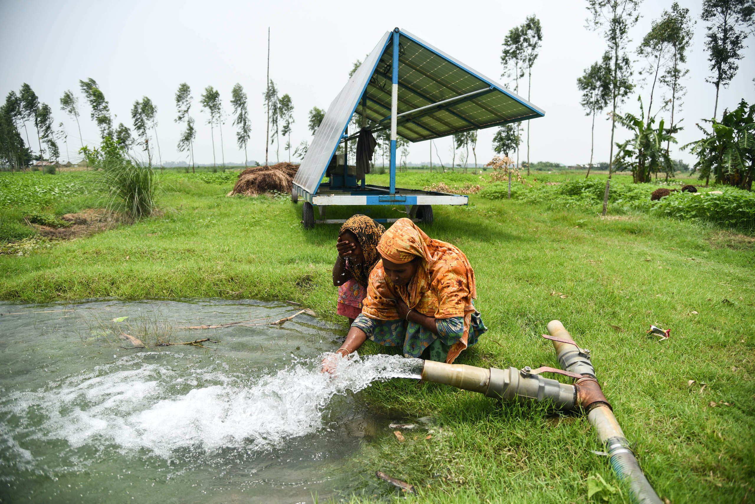 <p>Solar-powered irrigation pumps like this one are lightening the heavy workloads of Bangladesh’s women farmers, at a time when agricultural toil is increasingly falling to them (Image: Tanmoy Bhaduri / International Water Management Institute)</p>