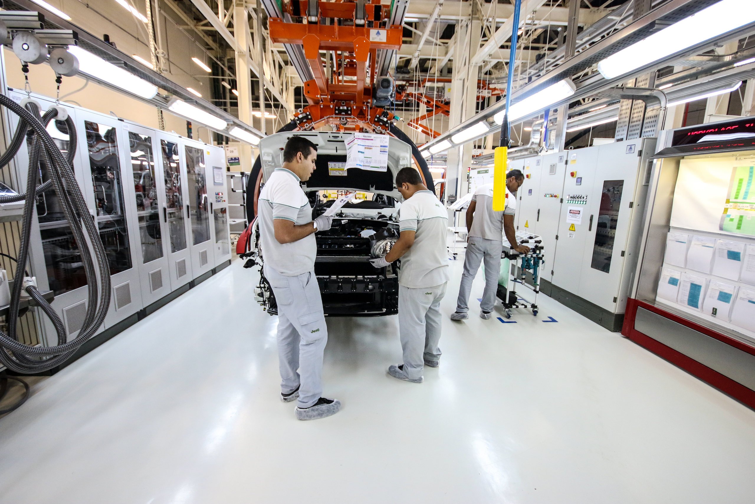 <p>Linha de montagem da Jeep em Goiana, Pernambuco. Representantes da indústria automotiva tradicional temem redução de empregos com entrada de veículos elétricos no Brasil (Imagem: <a href="https://flic.kr/p/s3x5qZ">Palácio do Planalto</a>, <a href="https://creativecommons.org/licenses/by-nc-sa/2.0/">CC BY-NC-SA</a>)</p>