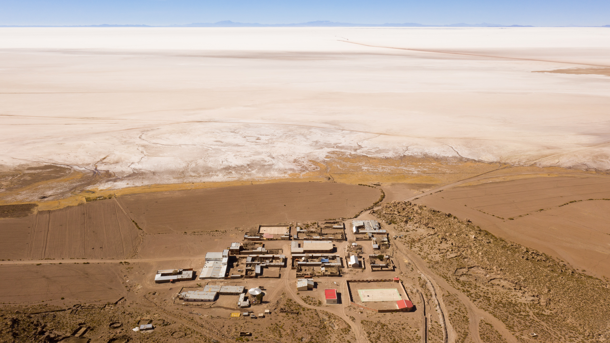 <p>Comunidade de Puerto Chuvica, na fronteira com o Salar de Uyuni, na Bolívia. Um dos maiores depósitos de lítio da região, o salar atrai o interesse de mineradoras estrangeiras, preocupando moradores locais (Imagem: Ernst Udo Drawert / Dialogue Earth)</p>