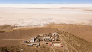 vista aérea de edificios al borde del salar