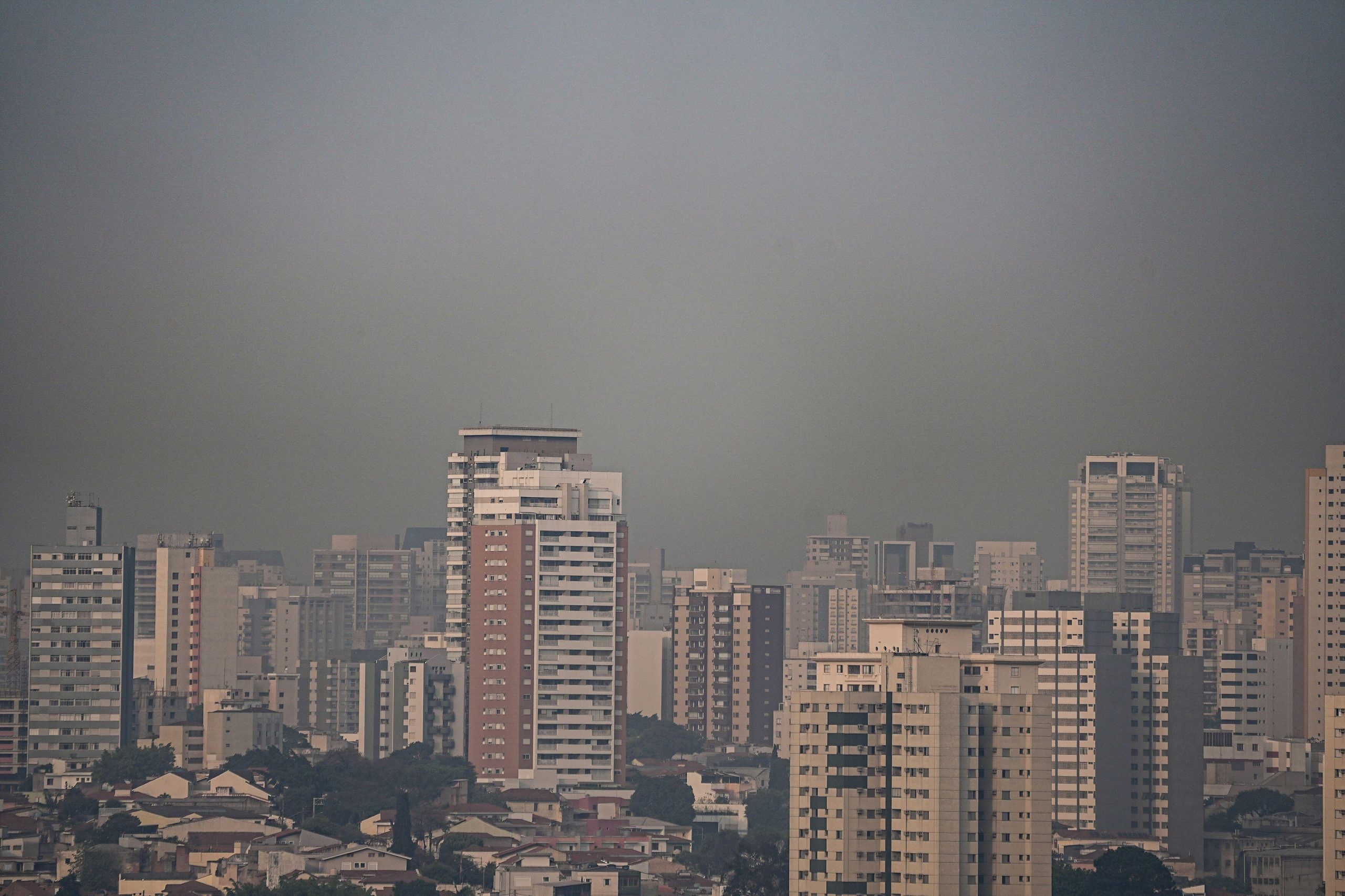 La ciudad de São Paulo cubierta de humo oscuro 