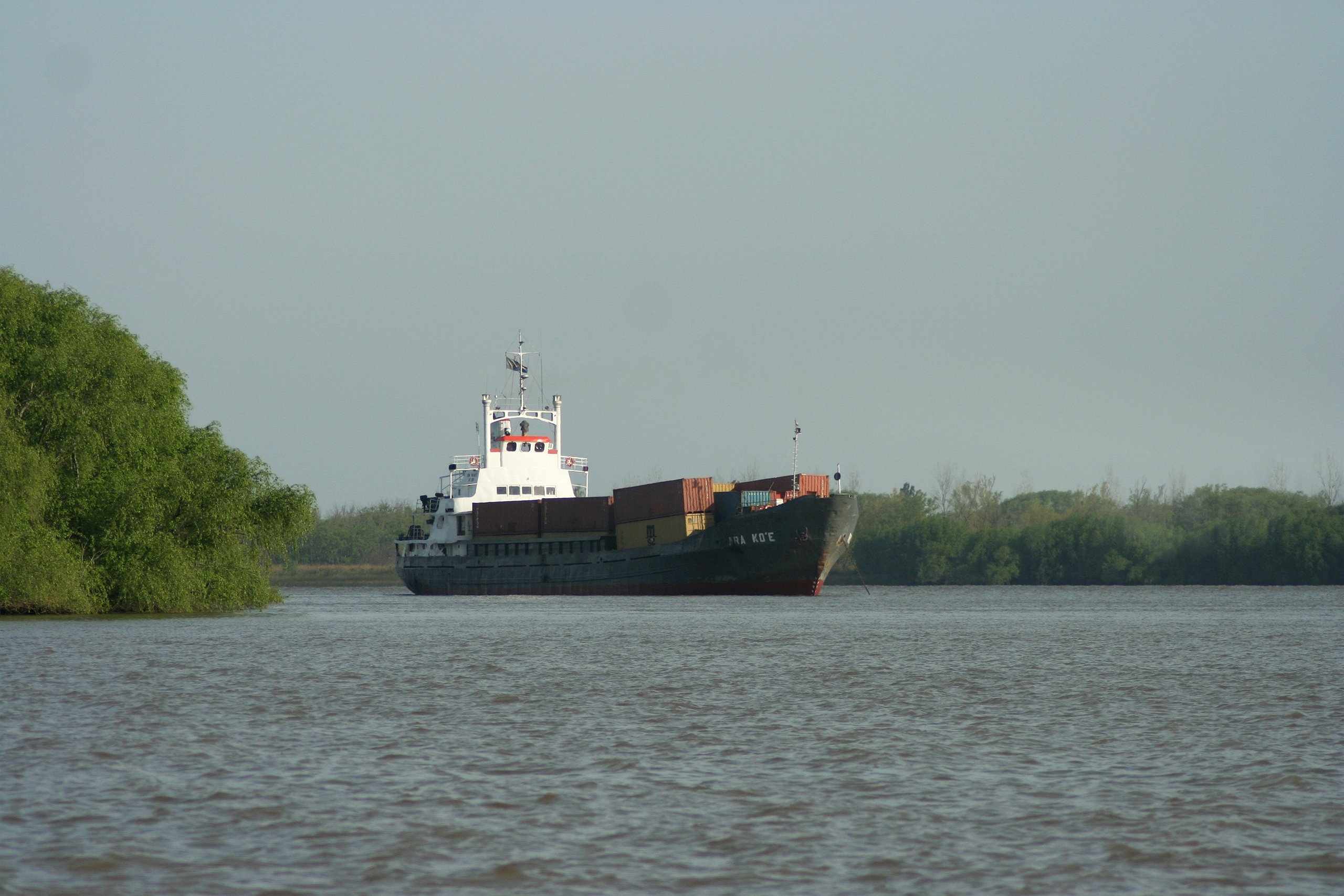 <p>Un barco de carga navega por la hidrovía Paraguay-Paraná, una ruta clave para las exportaciones argentinas, que ahora se encuentra en medio de un complejo proceso de privatización (Imagen: Fundación Humedales)</p>