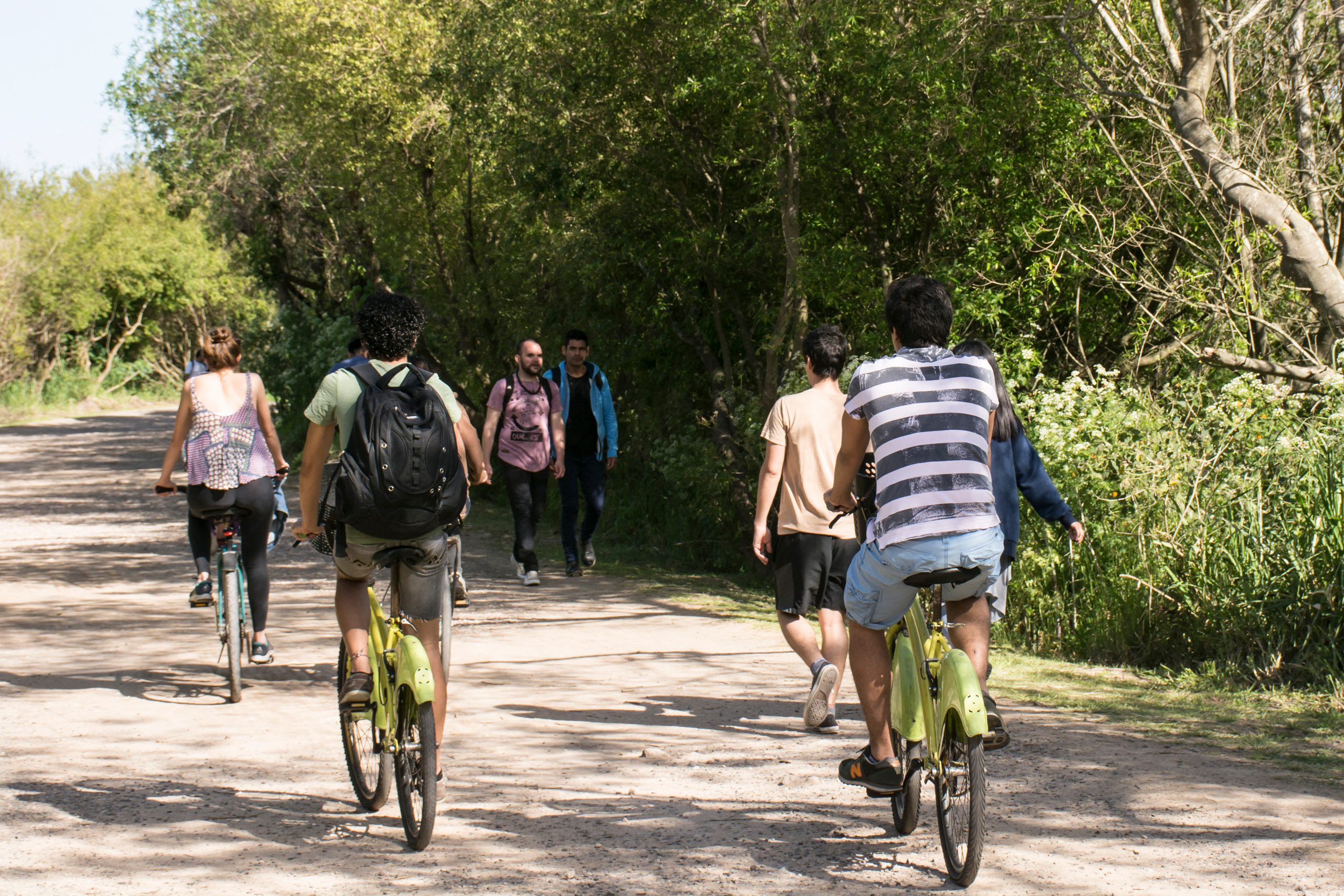 Pessoas andam de bicicleta na Reserva Ecológica Costanera Sur, em Buenos Aires, Argentina