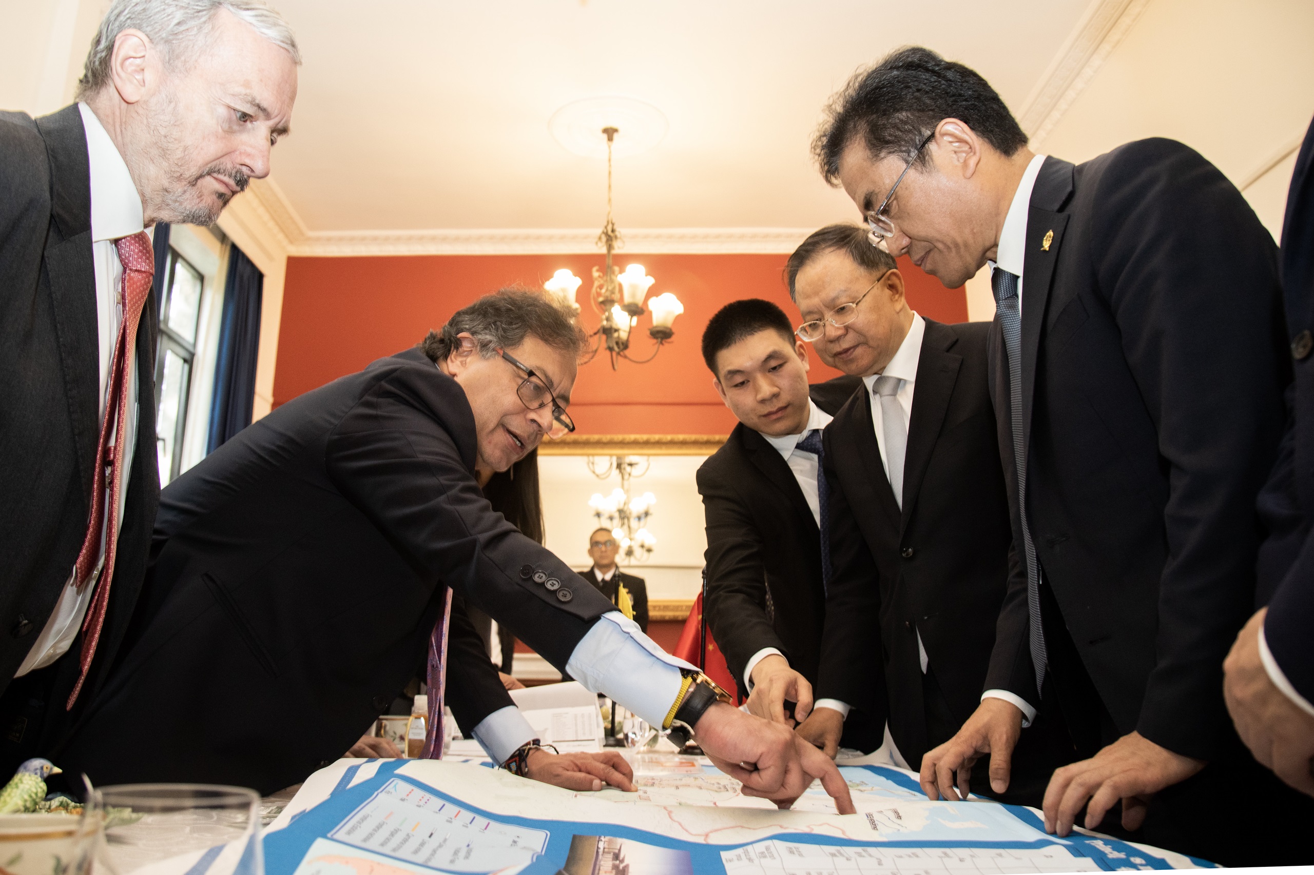 Gustavo Petro meeting with people around a table