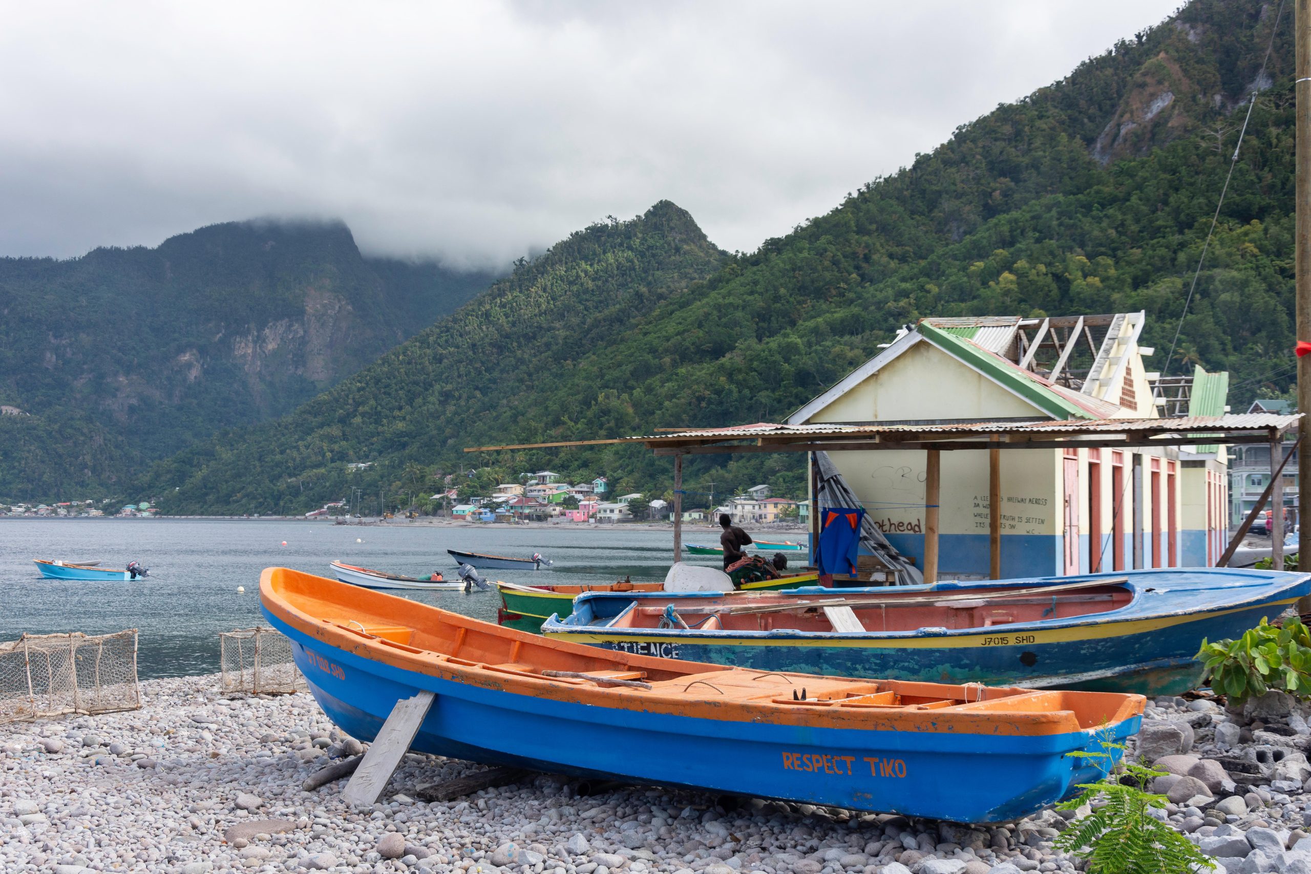 Barco de pesca à beira da praia em Scotts Head, Dominica