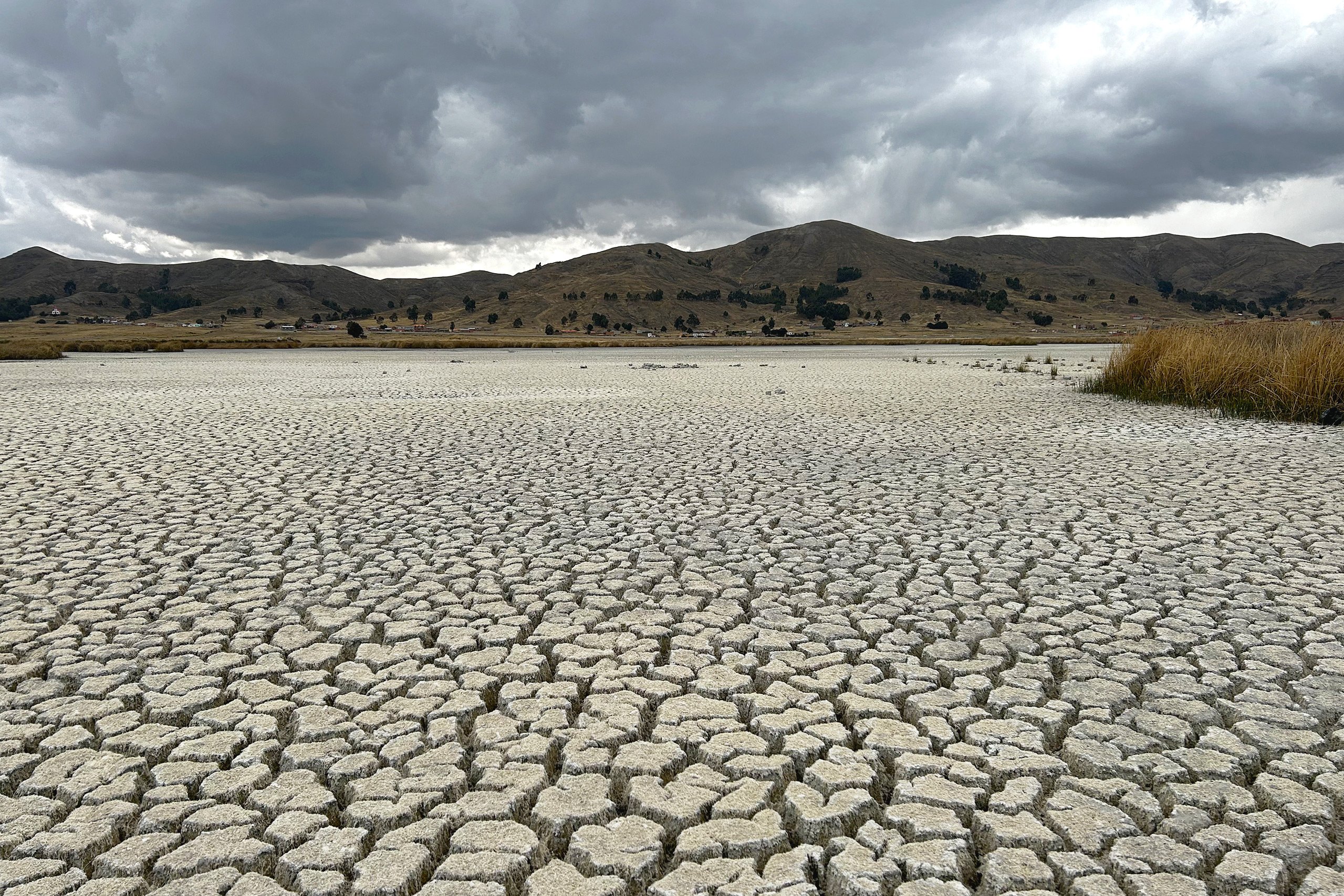 Leito seco do lago Titicaca na Ilha Cojata, município boliviano de Huarina
