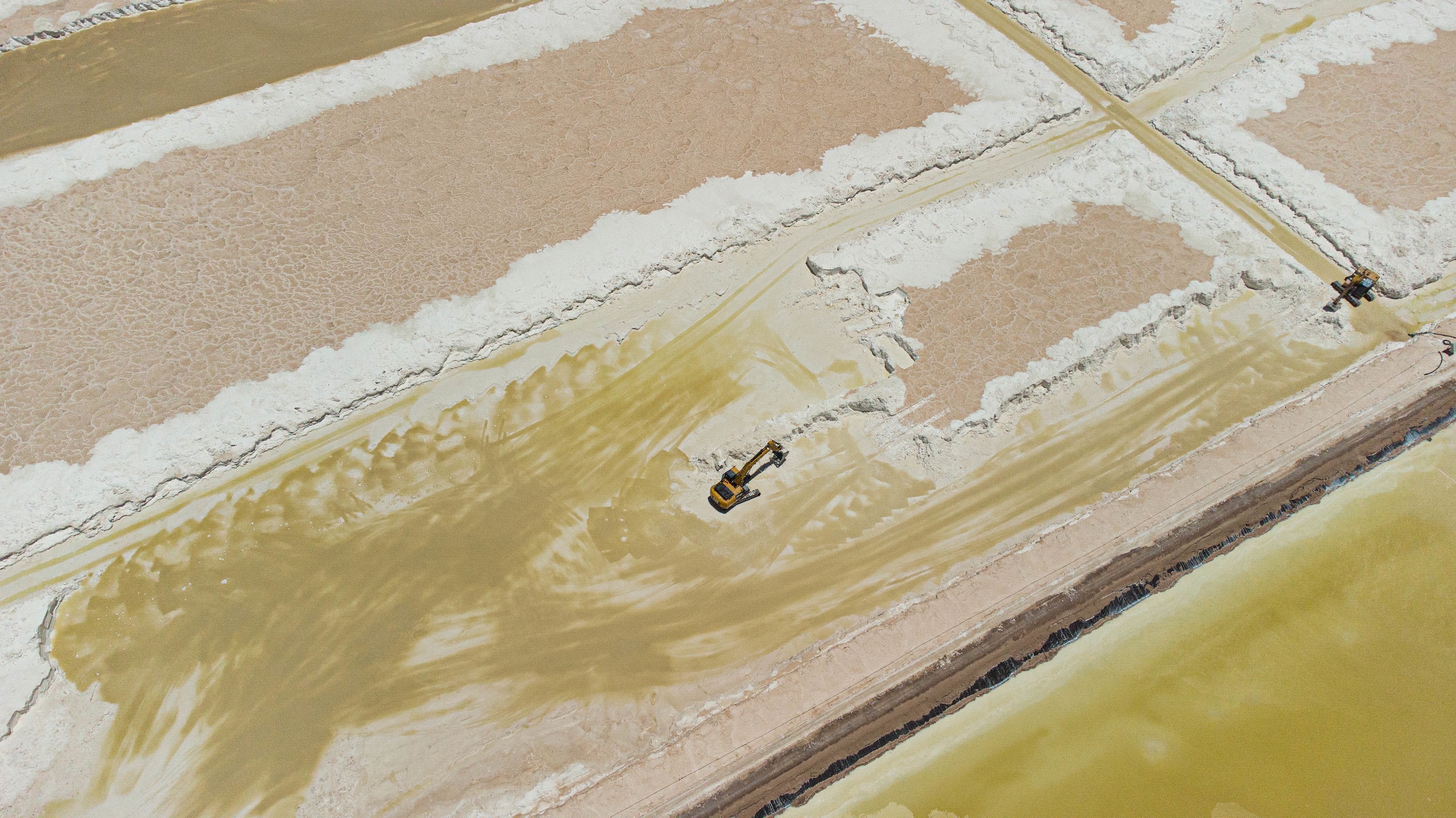 Extracting lithium carbonate in a salt flat