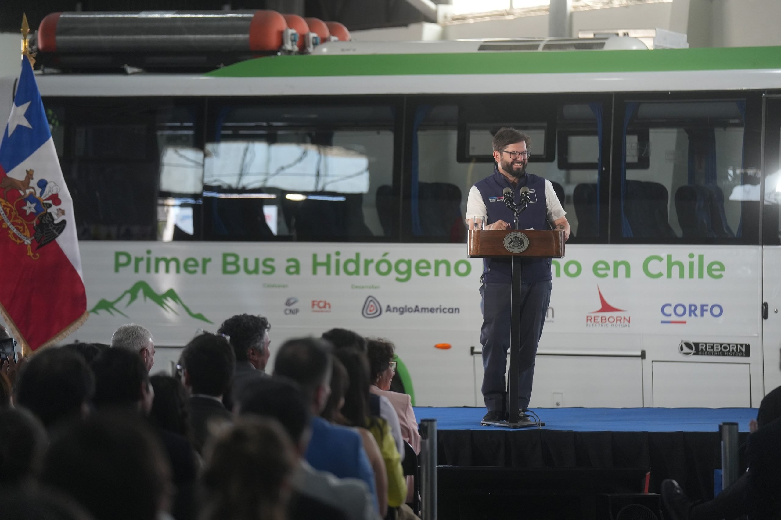 Gabriel Boric parado frente a un bus que funciona con hidrogeno verde