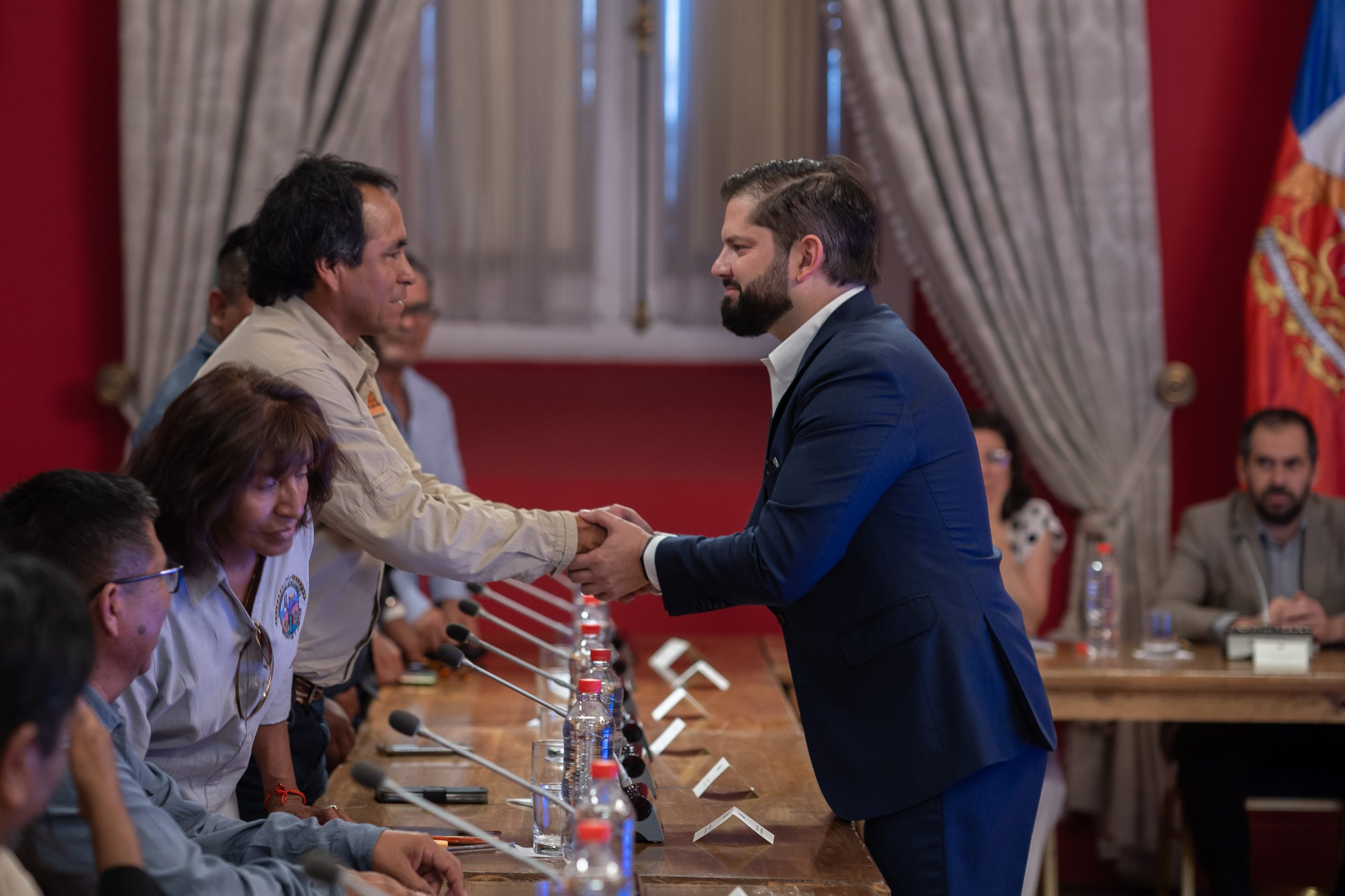 Gabriel Boric cumprimenta representante do Conselho dos Povos Atacamenhos