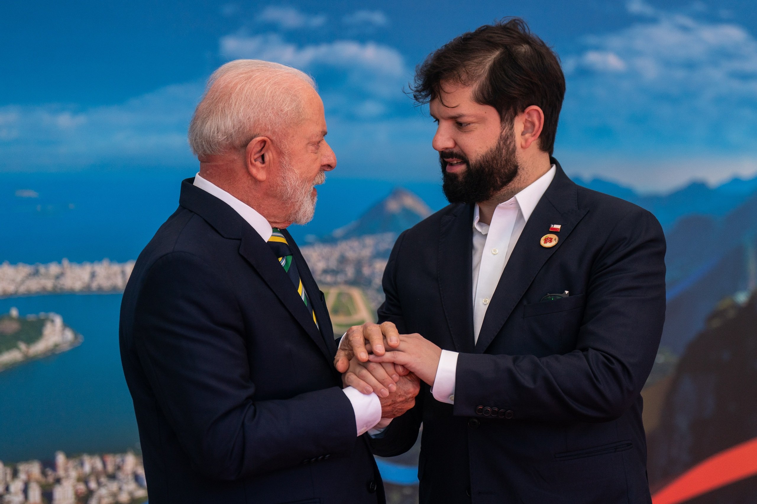 <p>Presidente Luiz Inácio Lula da Silva com seu homólogo chileno Gabriel Boric na cúpula do G20, em novembro de 2024. O Chile e o Brasil estão entre os países latino-americanos que já enviaram ou estão finalizando seus novos planos climáticos, conforme previsto no Acordo de Paris (Imagem: Marcelo Segura / <a href="https://prensa.presidencia.cl/fotografia.aspx?id=292448">Presidência da República do Chile</a>)</p>