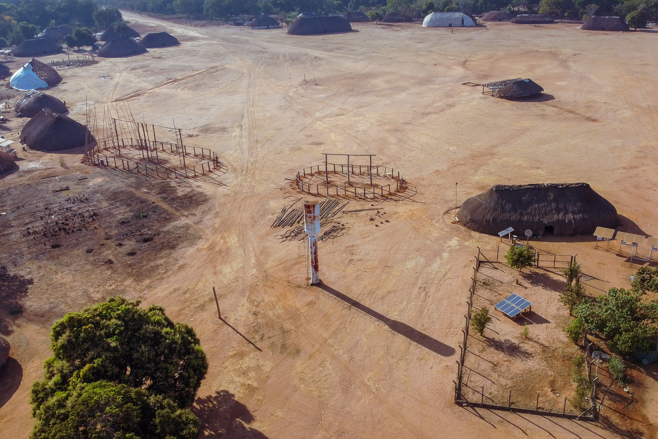 Painéis solares na aldeia de Piyulaga, território indígena do Xingu