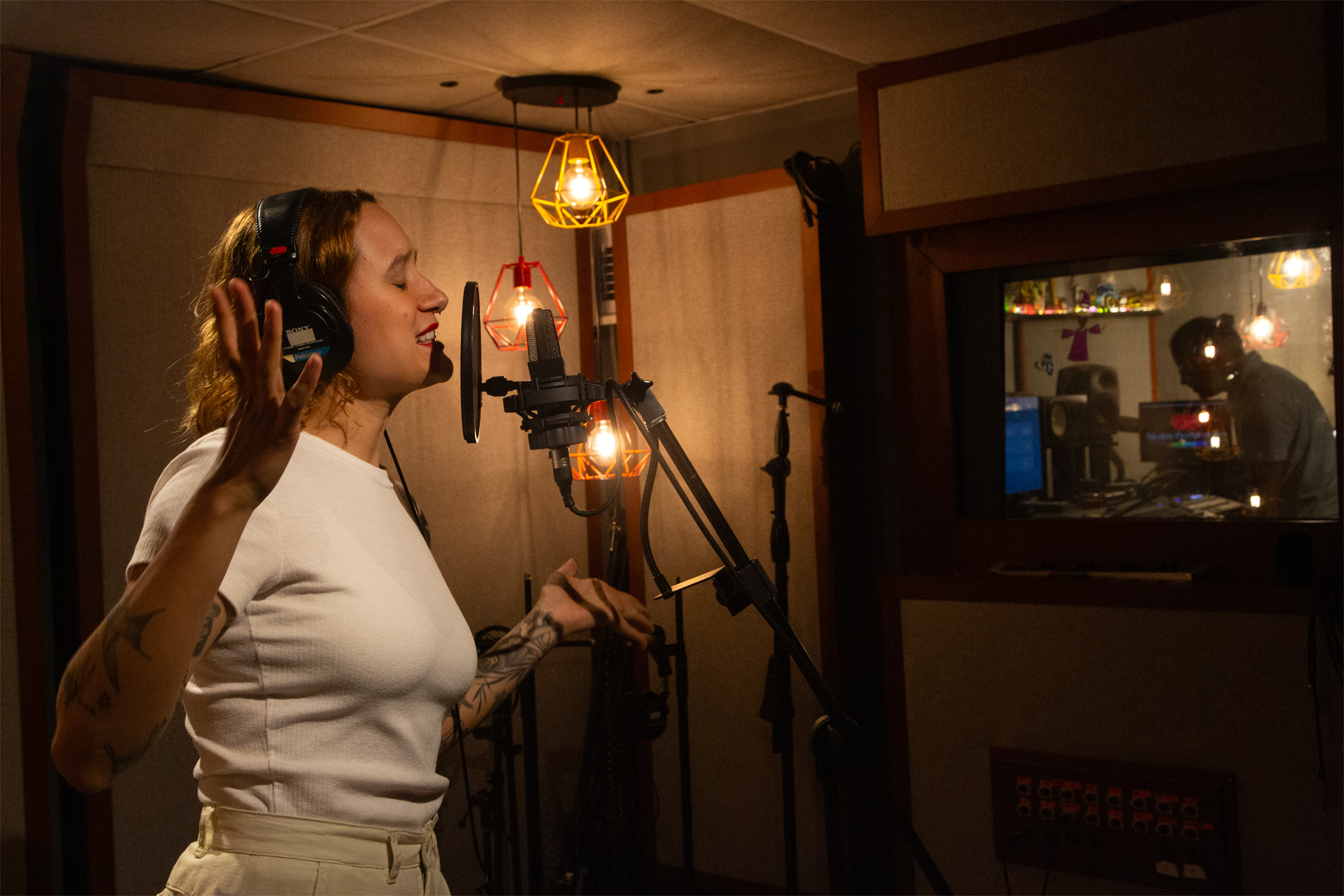 Catalina Calle, vocalista do grupo Puerto Candelaria, em gravação na Merlin Producciones