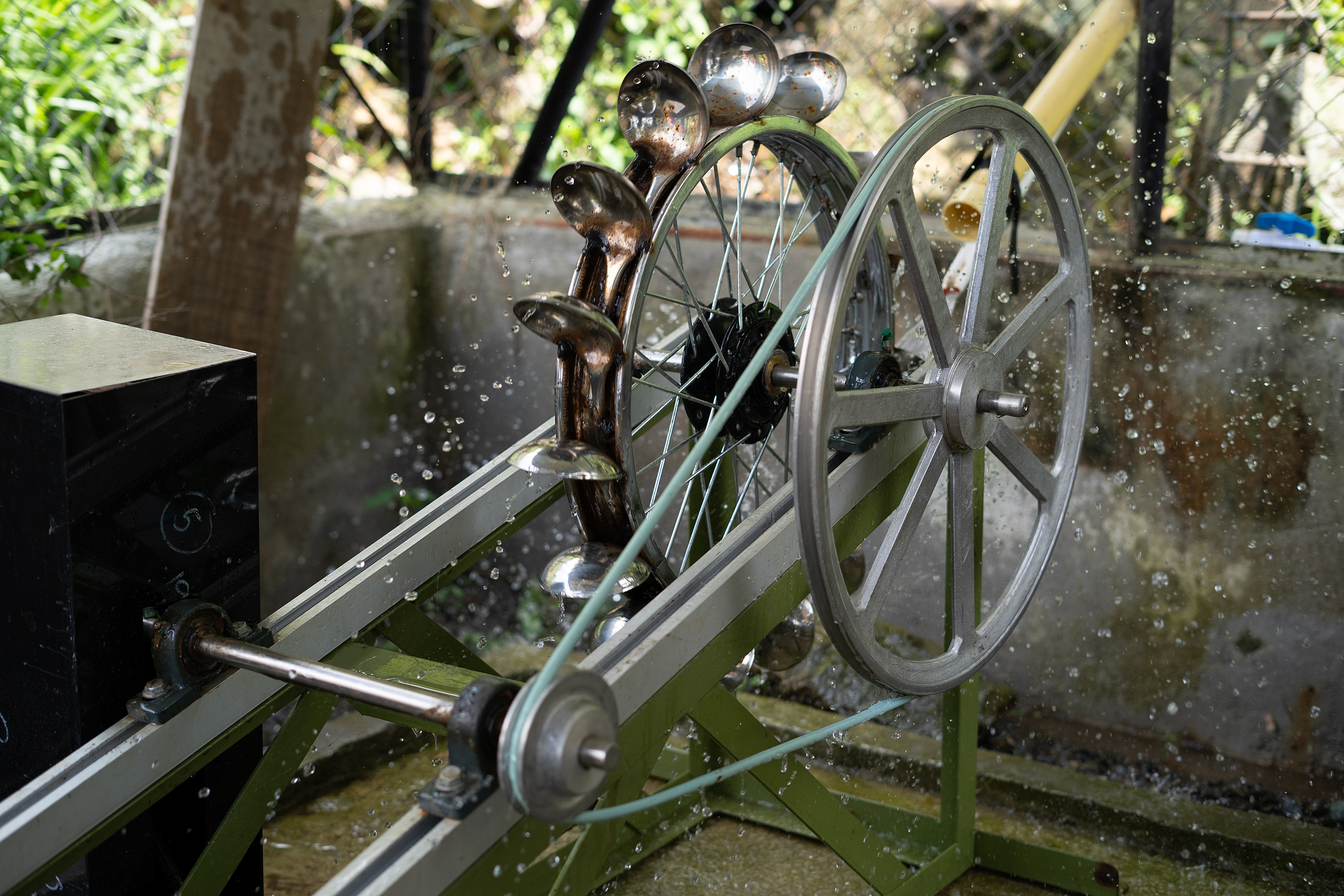 Turbina hidráulica construída com colheres, uma roda de bicicleta e baterias de computador