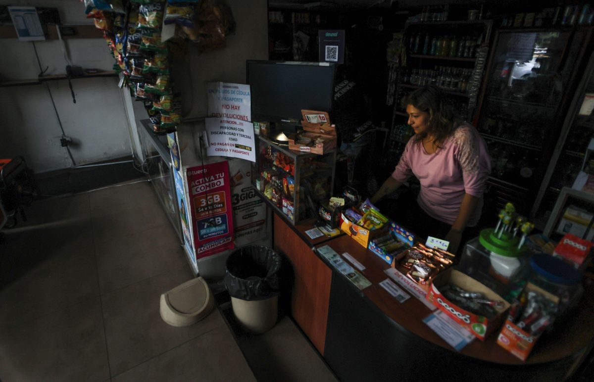 Mujer a oscuras en un comercio