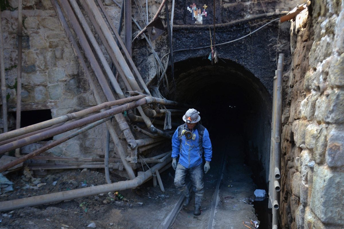 <p>Operário sai da mina de prata Pailaviri, em Cerro Rico, departamento boliviano de Potosí. A mineração tem sido uma das principais fontes de renda no país andino desde o período colonial, mas os baixos royalties cobrados pelo governo não trazem mudanças significativas para a economia local (Imagem: Alexis Demarco / dpa / Alamy)</p>