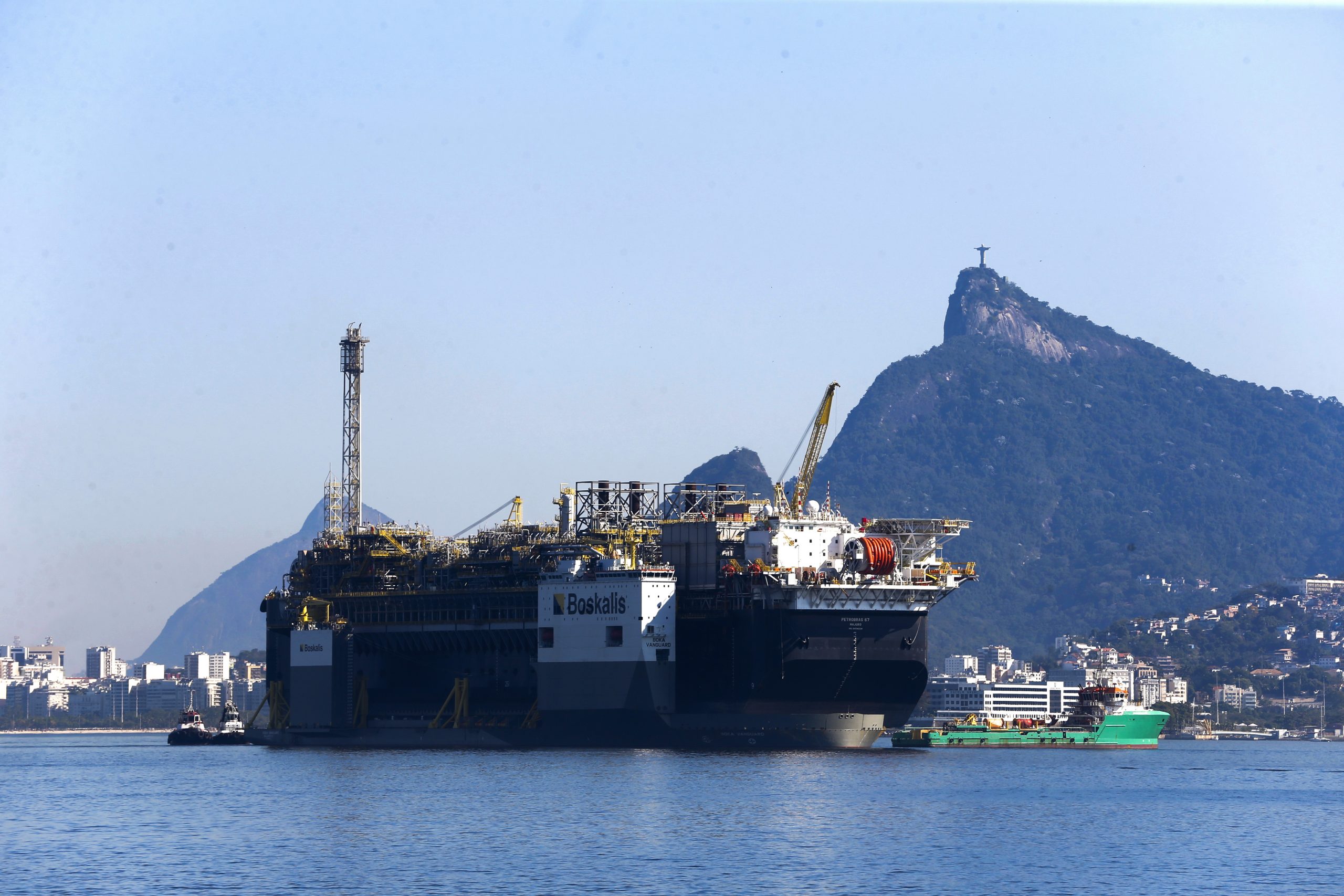 Plataforma P-67 da Petrobras ancorada na Baía de Guanabara, no Rio de Janeiro