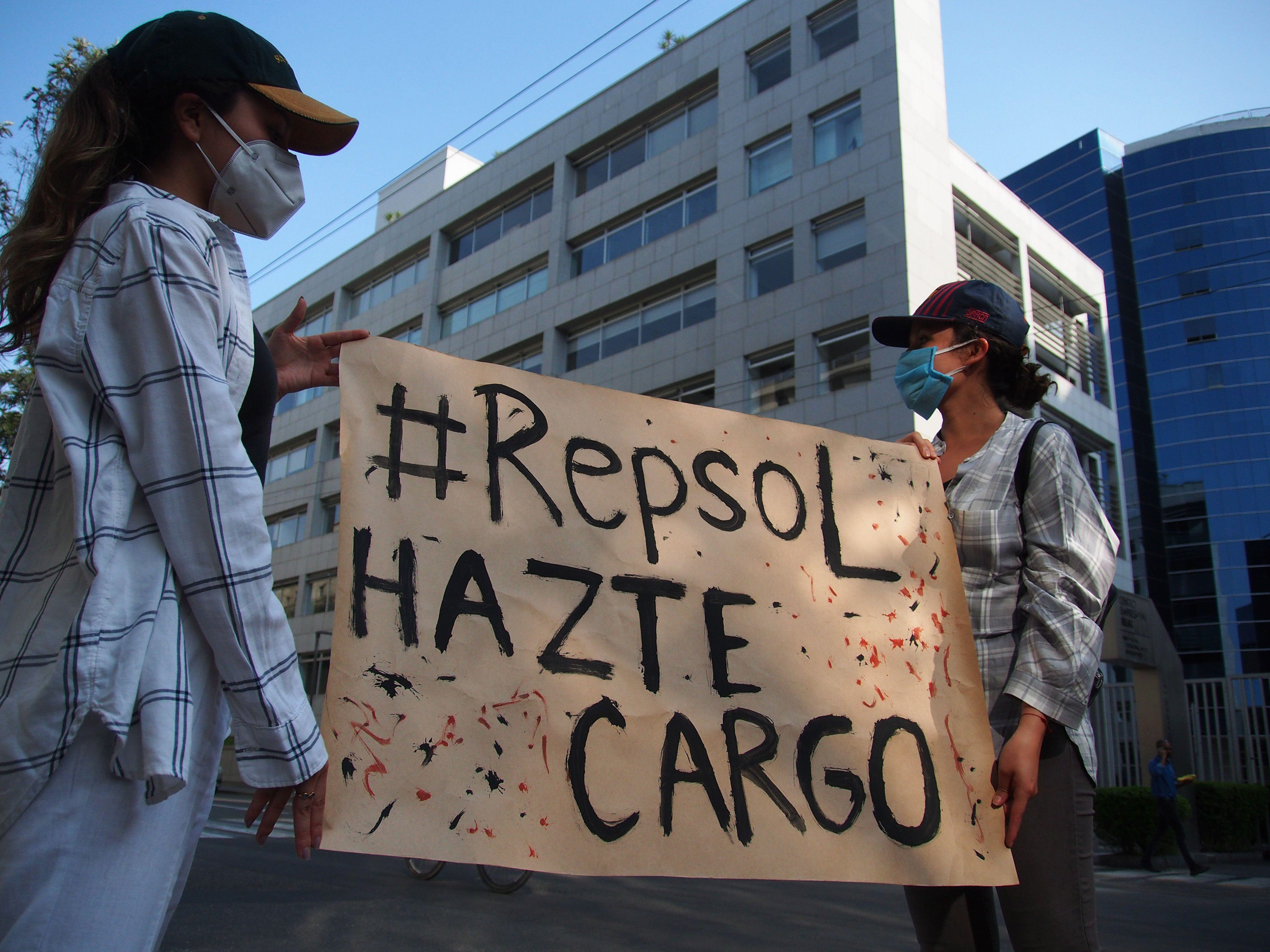 <p><span style="font-weight: 400;">Demonstrators outside Repsol’s Lima offices in 2022, protesting against its handling of a spill at the Peruvian refinery La Pampilla. The sign reads: ‘Repsol take responsibility’ (Image: Fotoholica Press Agency / Alamy)</span></p>