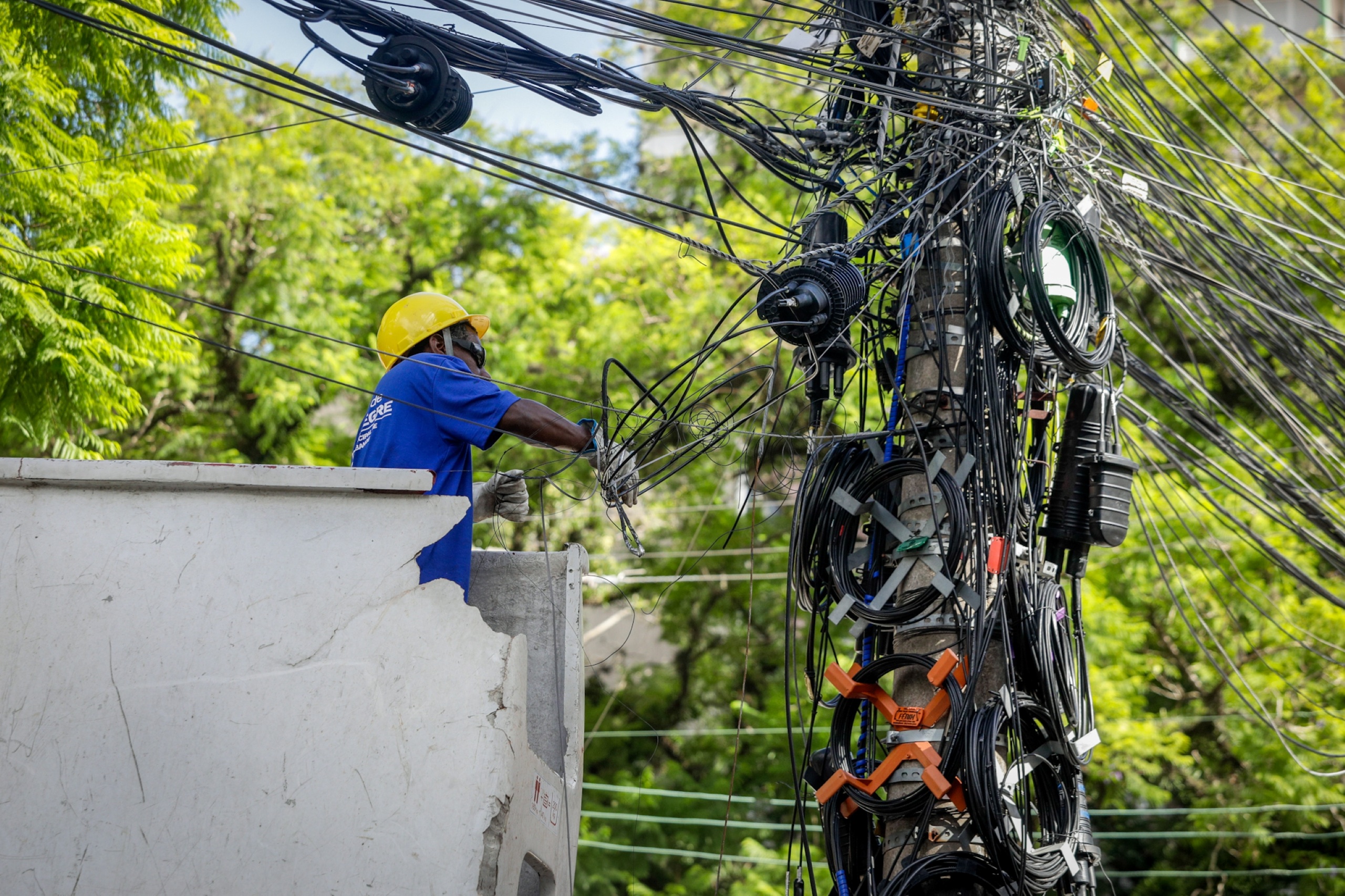 <p>A worker removes old wires from a public electricity line in Porto Alegre, southern Brazil. Poor infrastructure, energy theft, and limited transmission and storage capacity are all common among Latin American electricity networks, which often suffer from energy losses as a result (Image: Pedro Piegas / PMPA)</p>