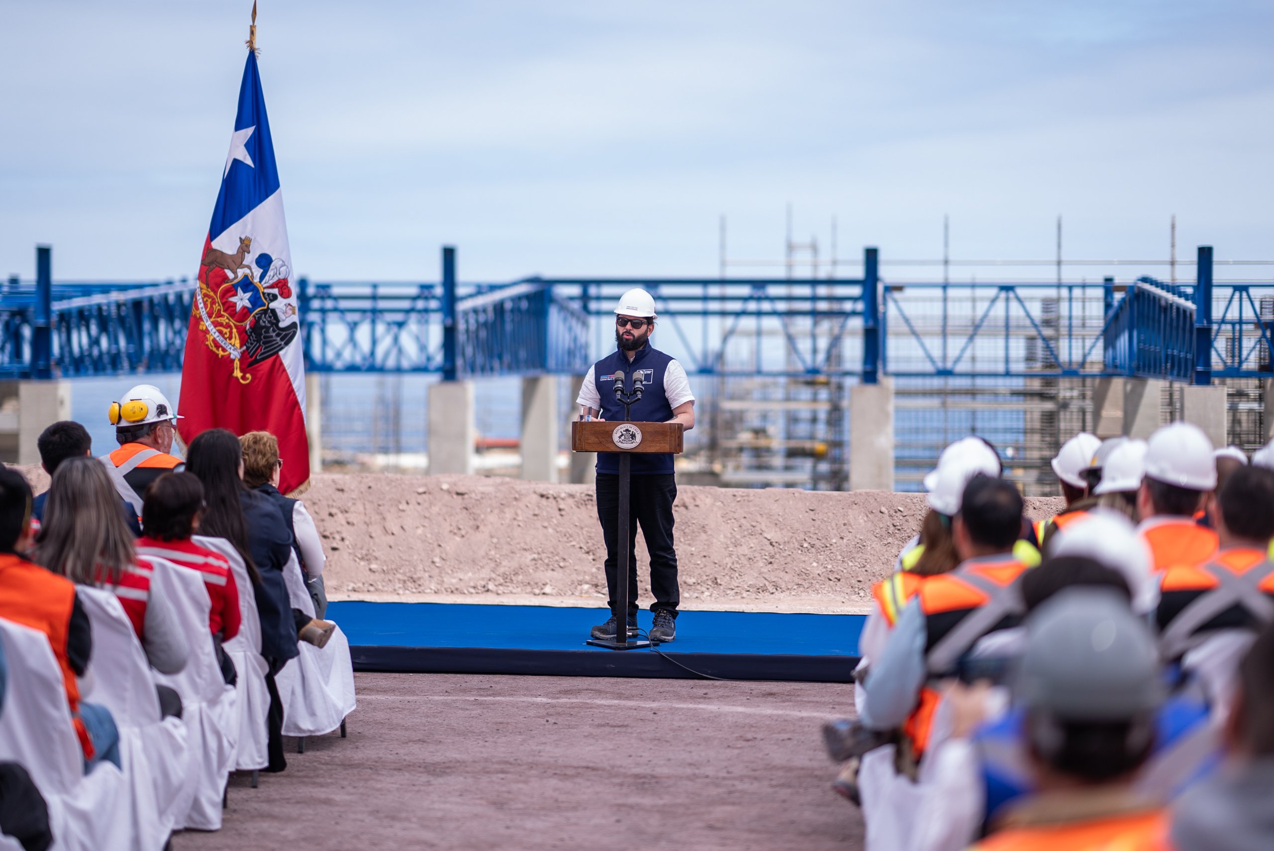 <p>Presidente chileno Gabriel Boric faz discurso em visita à usina de dessalinização da Corporação Nacional de Cobre (Codelco) em Tocopilla, província de Antofagasta, em outubro de 2024. A dessalinização tem sido apontada como alternativa para mitigar a escassez de água no país (Imagem: Sebastián Rodríguez / Presidência do Chile)</p>