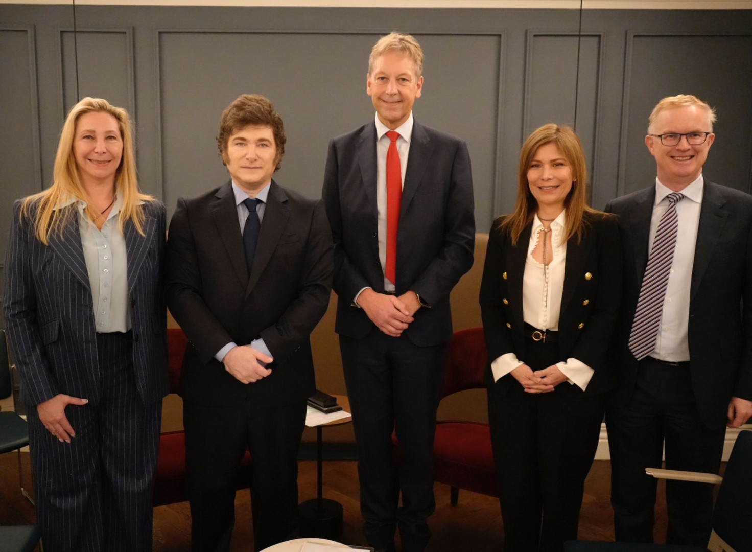 Em dezembro de 2024, Javier Milei e sua irmã Karina Milei, secretária-geral da presidência (à esquerda), estiveram em Roma, na Itália, junto ao então CEO da Rio Tinto, Jakob Stausholm (centro), e a diretora de relações exteriores da empresa, Paula Uribe