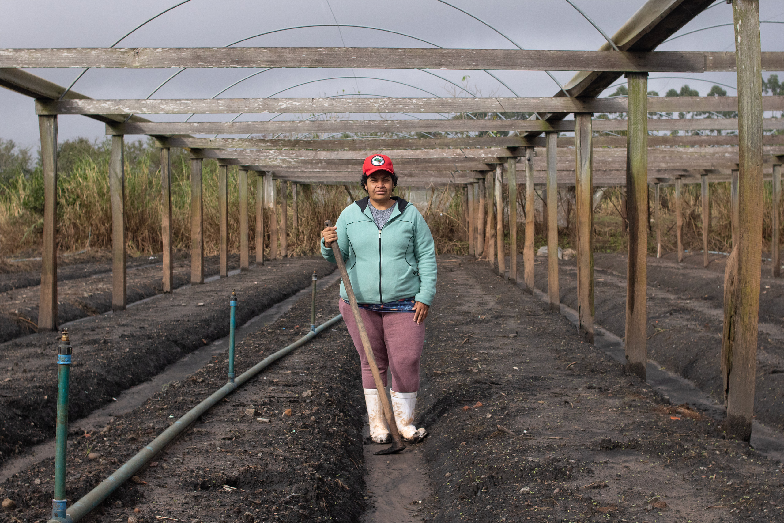 Una mujer parada bajo una estructura de madera