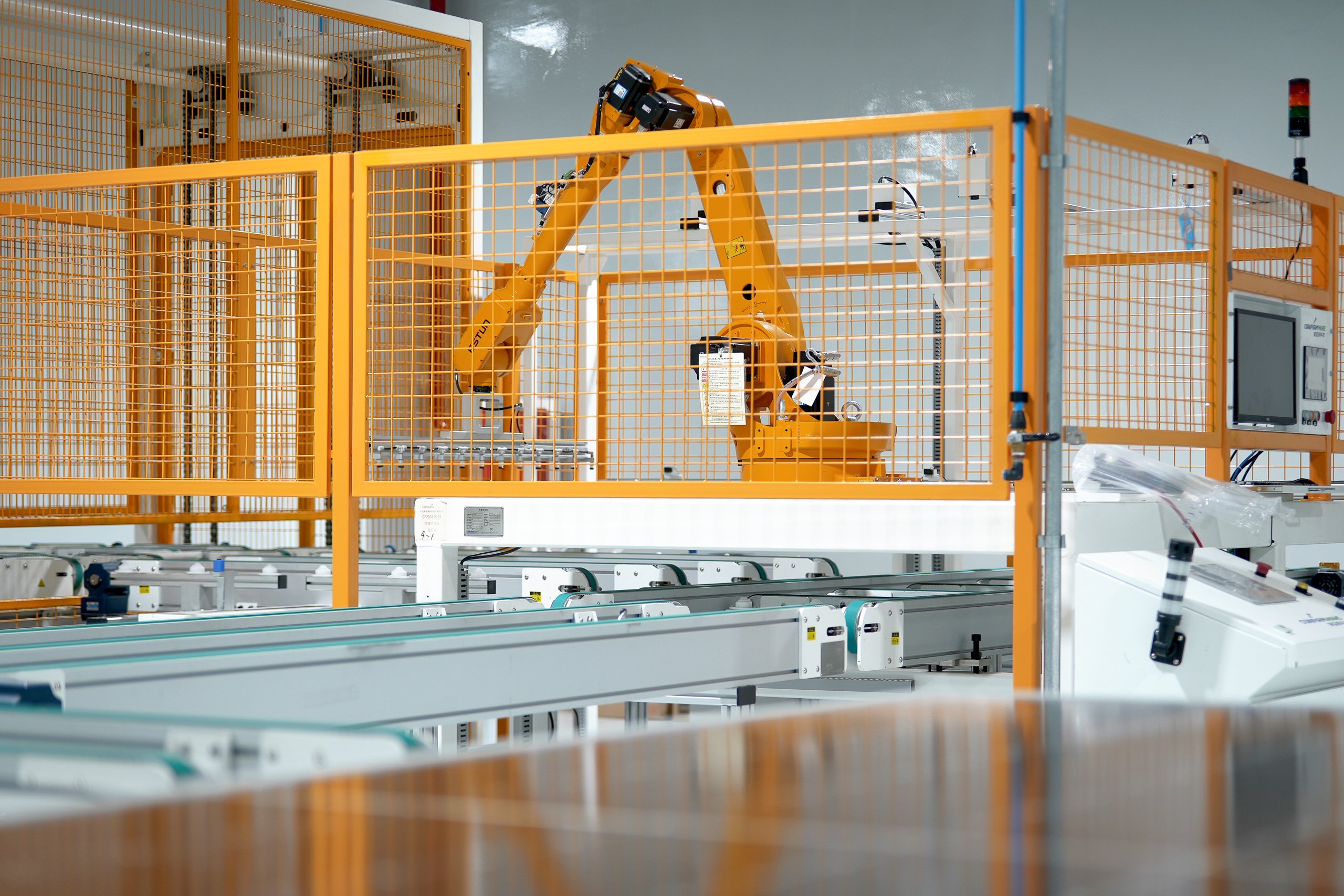 Braço robótico de soldador laminador na fábrica de painéis solares da Epse