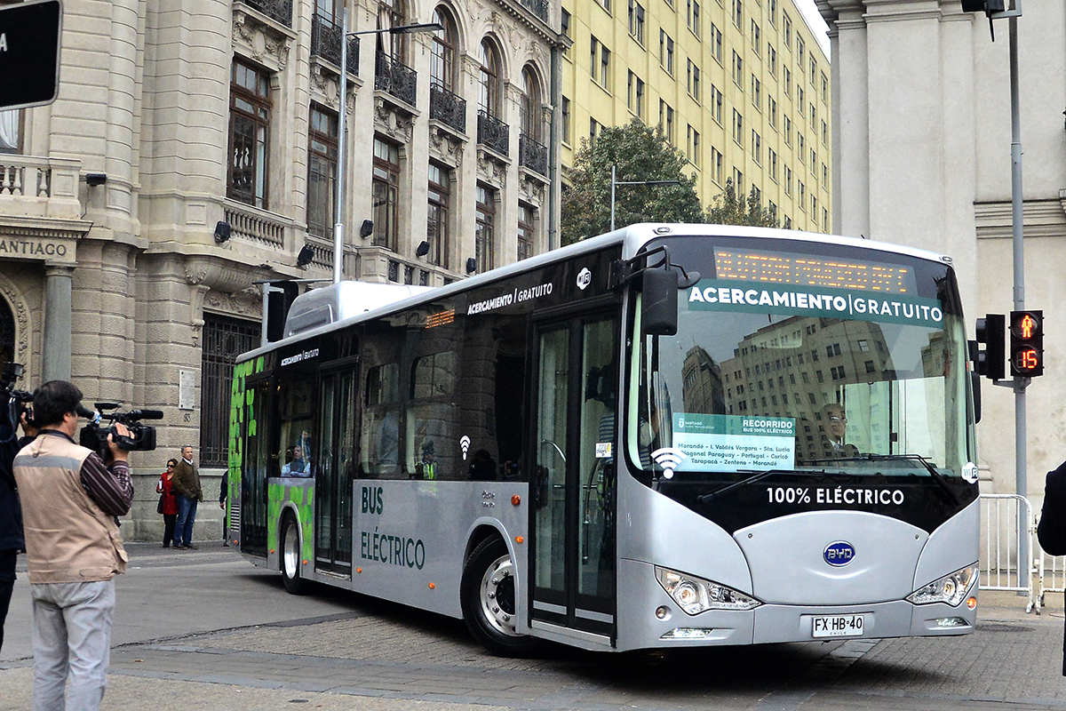 Ônibus elétrico da BYD nas ruas de Santiago do Chile, em 2016