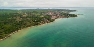 <p><span style="font-weight: 400;">La isla de Itaparica, conocida por su belleza natural y sus tradiciones ancestrales, es el terreno elegido en el noreste de Brasil para la construcción de un nuevo puente, proyecto operado por un consorcio chino (Imagen: </span><a href="https://www.behance.net/camilolobosantos"><span style="font-weight: 400;">Camilo Lobo</span></a><span style="font-weight: 400;"> / Dialogue Earth) </span></p>