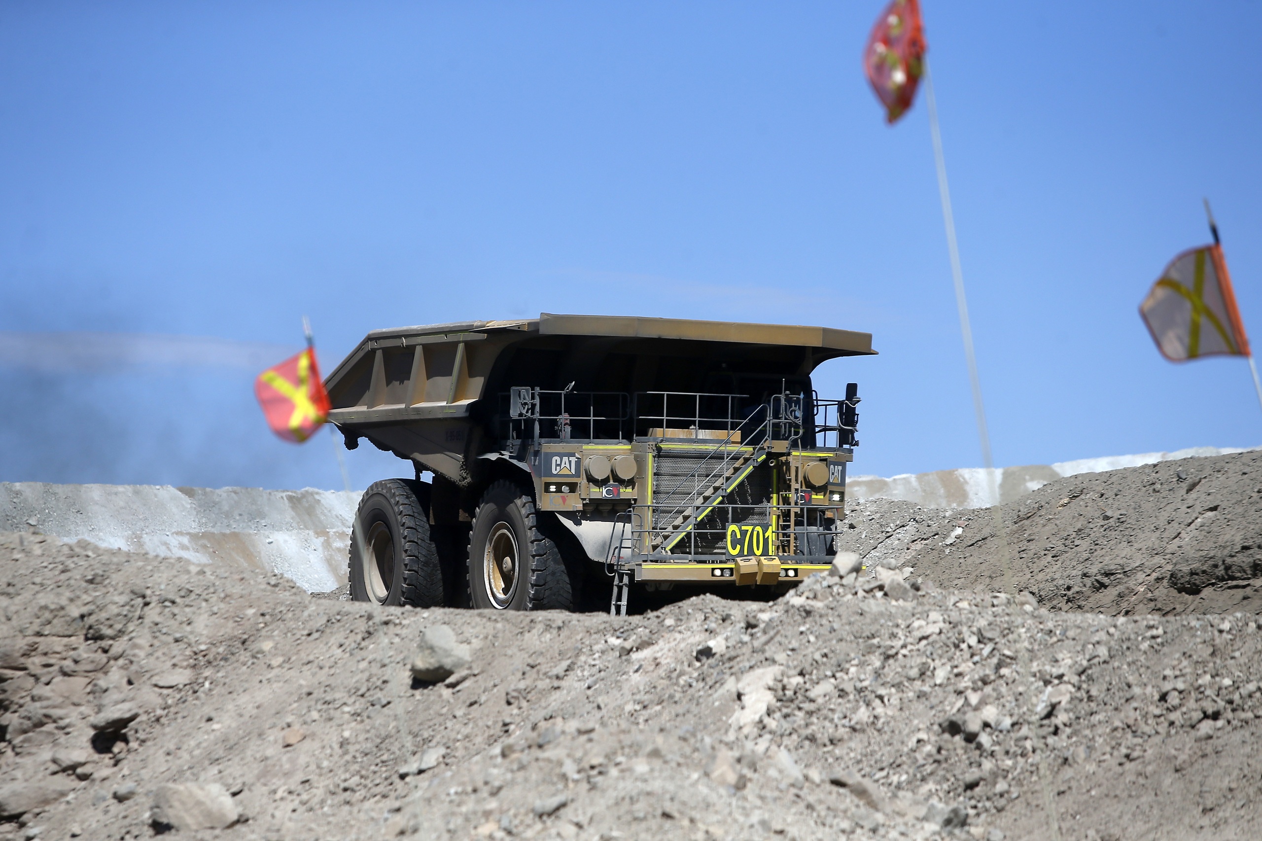 <p>Un camión minero en la mina División Ministro Hales, en Calama, Antofagasta. El cobre es el motor de la economía de esta región del norte de Chile (Imagen: <a href="https://flic.kr/p/2oBfepQ">Paul Plaza</a> / <a href="https://flickr.com/people/senado_chile">Senado de la República de Chile</a>, <a href="https://creativecommons.org/licenses/by-nc-sa/2.0/deed.es">CC BY NC SA</a>)</p>