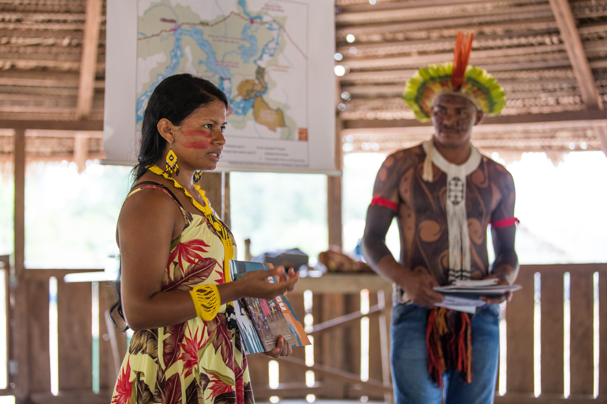 <p>Líderes indígenas del territorio Paquiçamba, tradicionalmente ocupado por el pueblo yudjá, en el estado brasileño de Pará. Estas comunidades pescan en las islas y penínsulas del río Xingu, pero afirman que un enorme proyecto hidroeléctrico ha alterado los ecosistemas locales (Imagen: <a href="https://flic.kr/p/P5gE4x">Pedro Prado</a> / <a href="https://flickr.com/people/cidh/">CIDH</a>, <a href="https://creativecommons.org/licenses/by/2.0/deed.pt-br">CC BY</a>)</p>