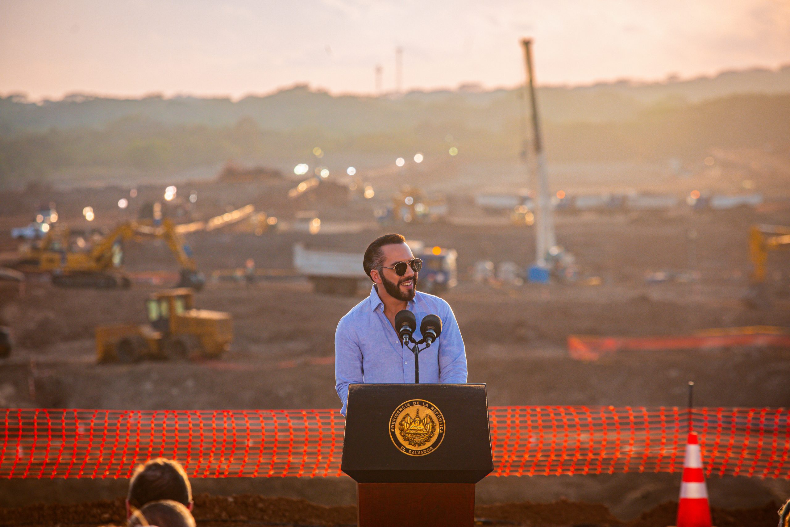 Presidente salvadorenho Nayib Bukele discursa em canteiro de obras em Conchagua, costa leste do país