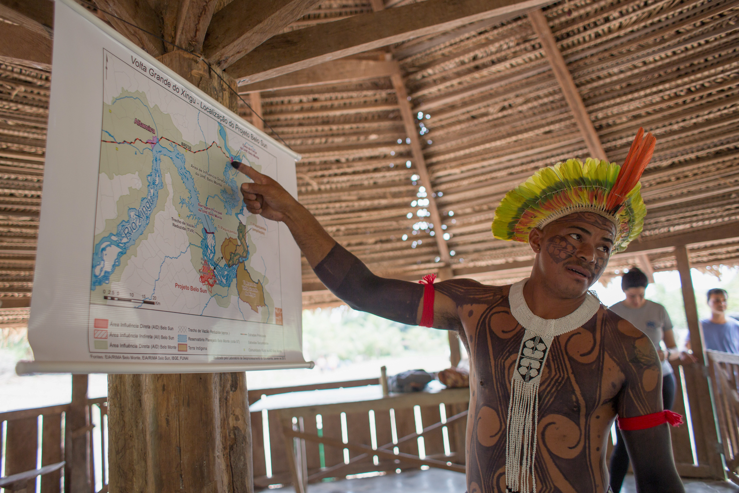 Líder do povo Yudjá mostra no mapa a usina de Belo Monte