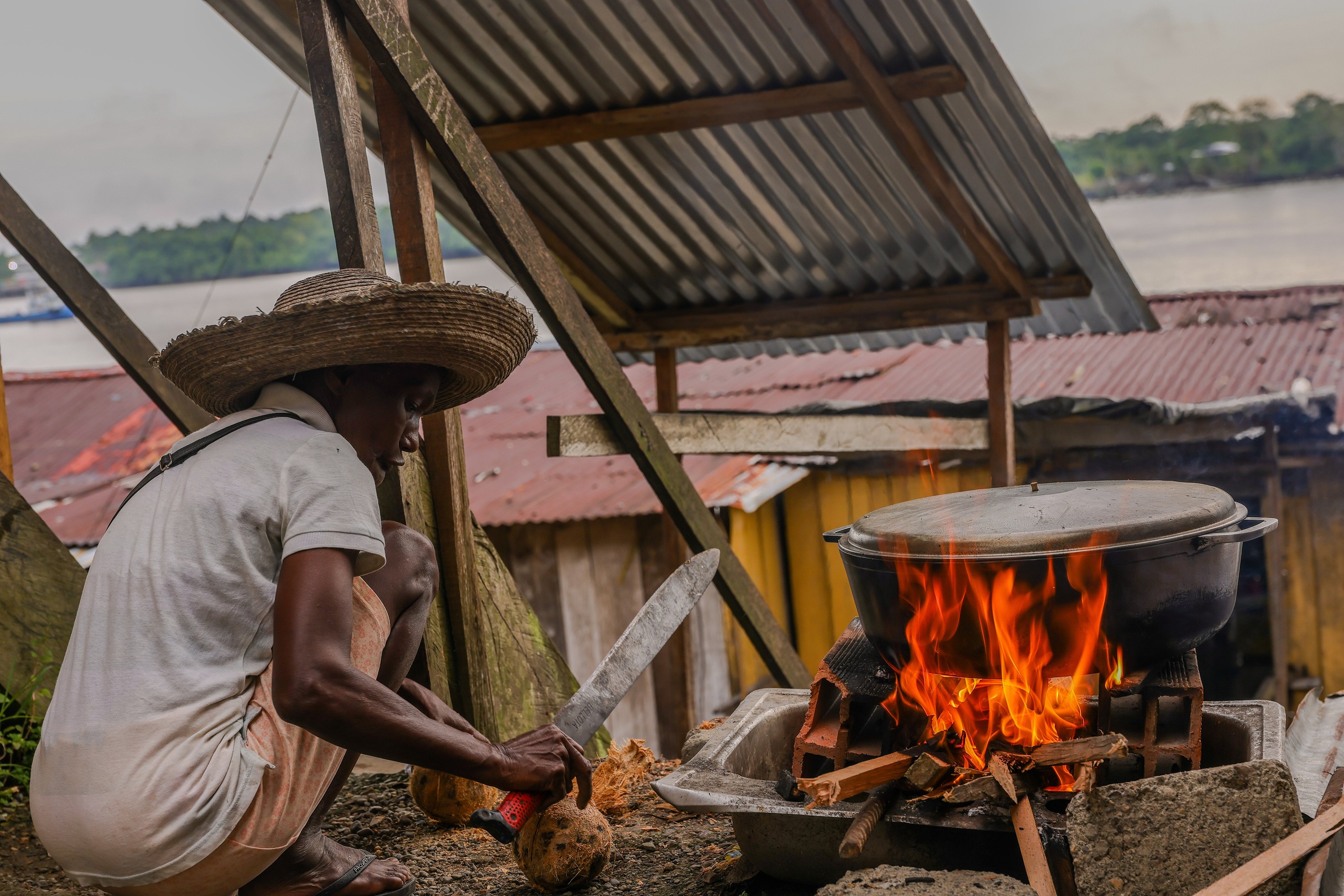 <p>Una persona cocinando con leña en la localidad de Guapi, en el oeste de Colombia. En América Latina y el Caribe, alrededor del 11% de la población todavía cocina con biomasa. Esto provoca graves problemas de salud, especialmente entre las mujeres y los niños (Imagen: <a href="https://flic.kr/p/2puePse">Joel Gonzalez</a> / <a href="https://flickr.com/people/197399771@N06">Presidencia de la República de Colombia</a>, <a href="https://creativecommons.org/publicdomain/mark/1.0/deed.pt-br">PDM</a>)</p>