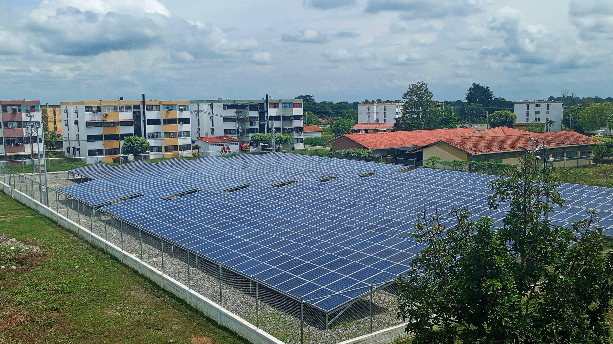Paneles solares y casas y edificios alrededor