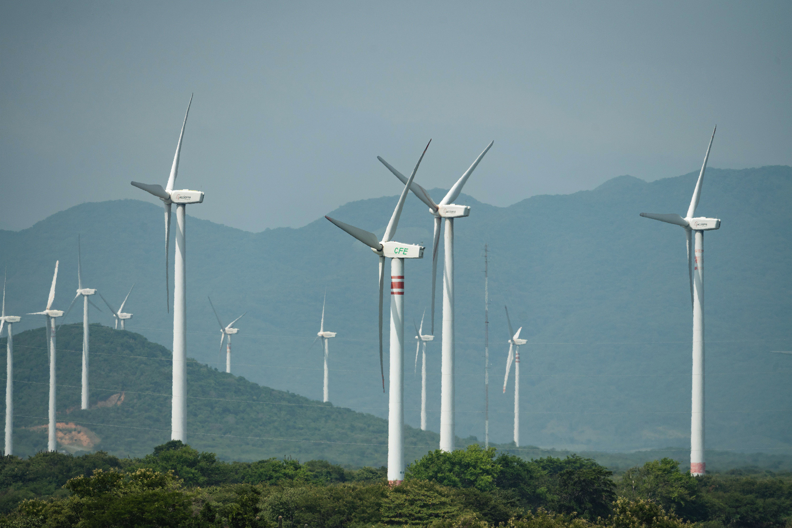 <p>Un parque eólico cerca de La Ventosa, Oaxaca, en el sur de México, propiedad de la empresa estatal FEC. Un nuevo paquete de reformas constitucionales aprobado a principios de este año abre la puerta a una mayor inversión privada para la energía limpia de México (Imagen: Jon G. Fuller / VWPics / Alamy)</p>